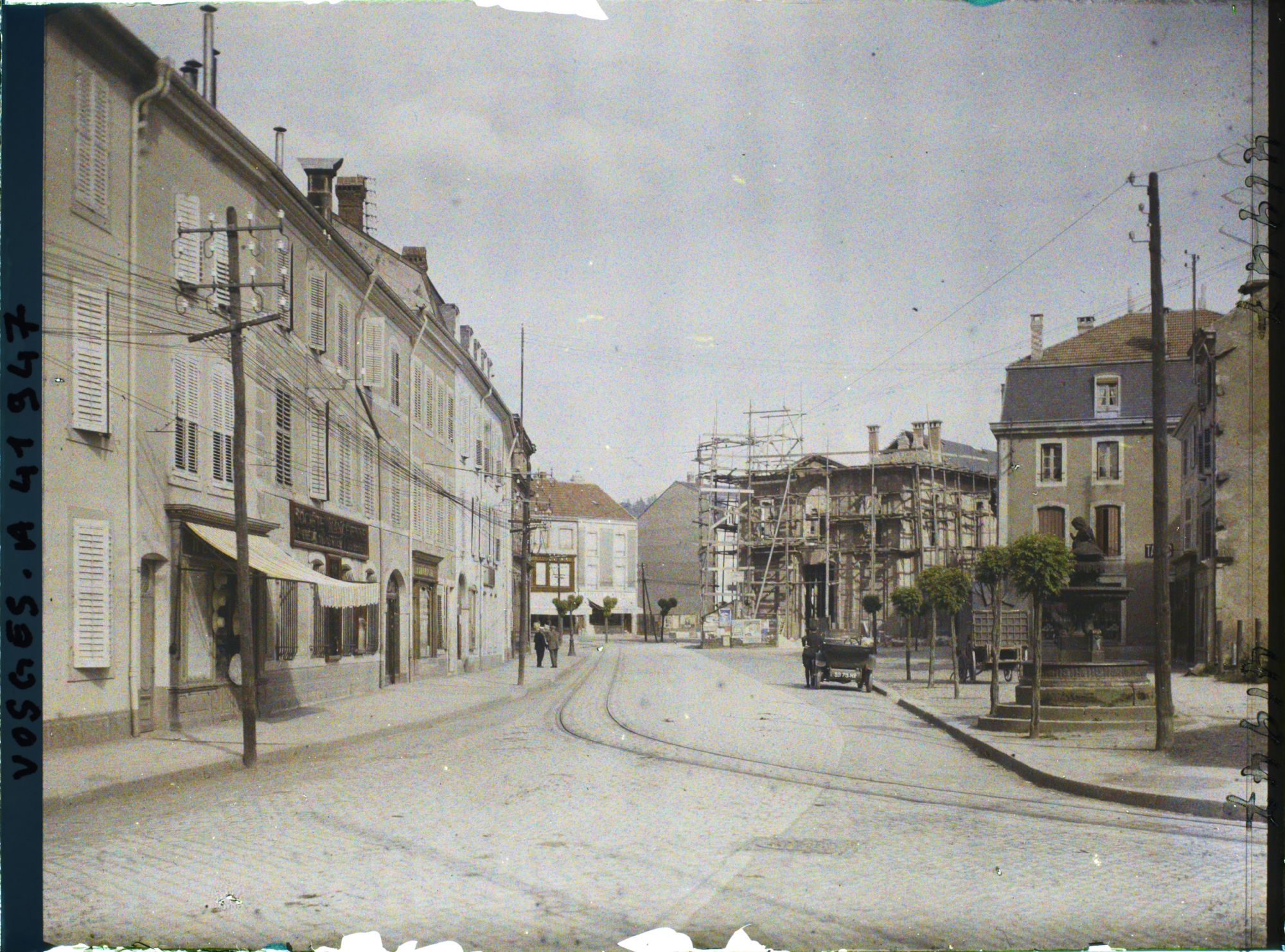 Image représentant France, Raon l'Etape, Rue Jules Ferry et les Halles en reconstruction