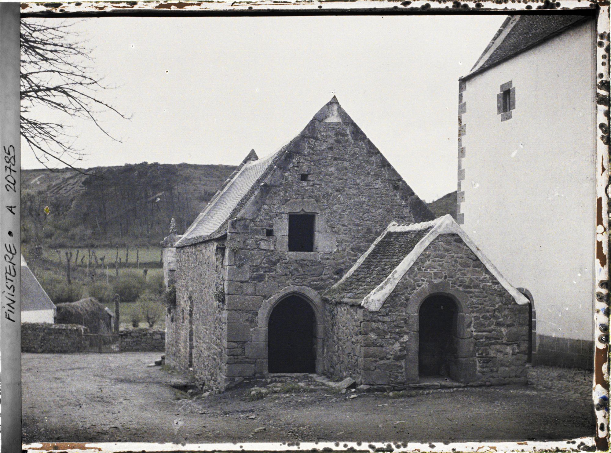 Image représentant Un bâtiment près de l'église Saint-Jean-du-Doigt