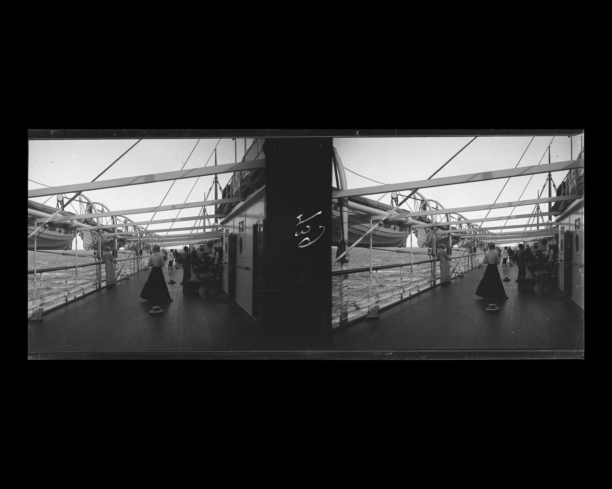 Image représentant Passagers et membre d'équipage sur le pont supérieur réservé aux 1eres classes