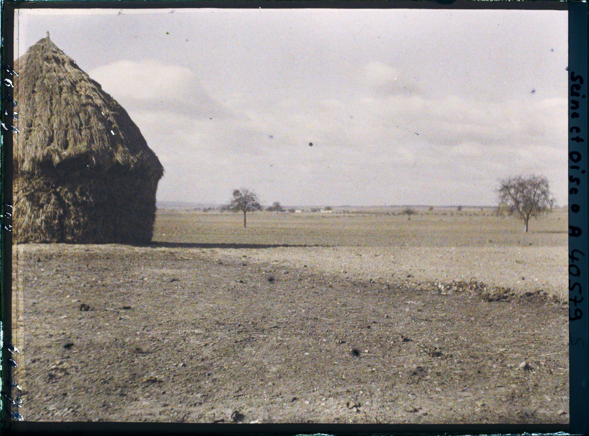 Image représentant France, Les Clayes, Champs et meule sur la route de Neauphle-le-Château