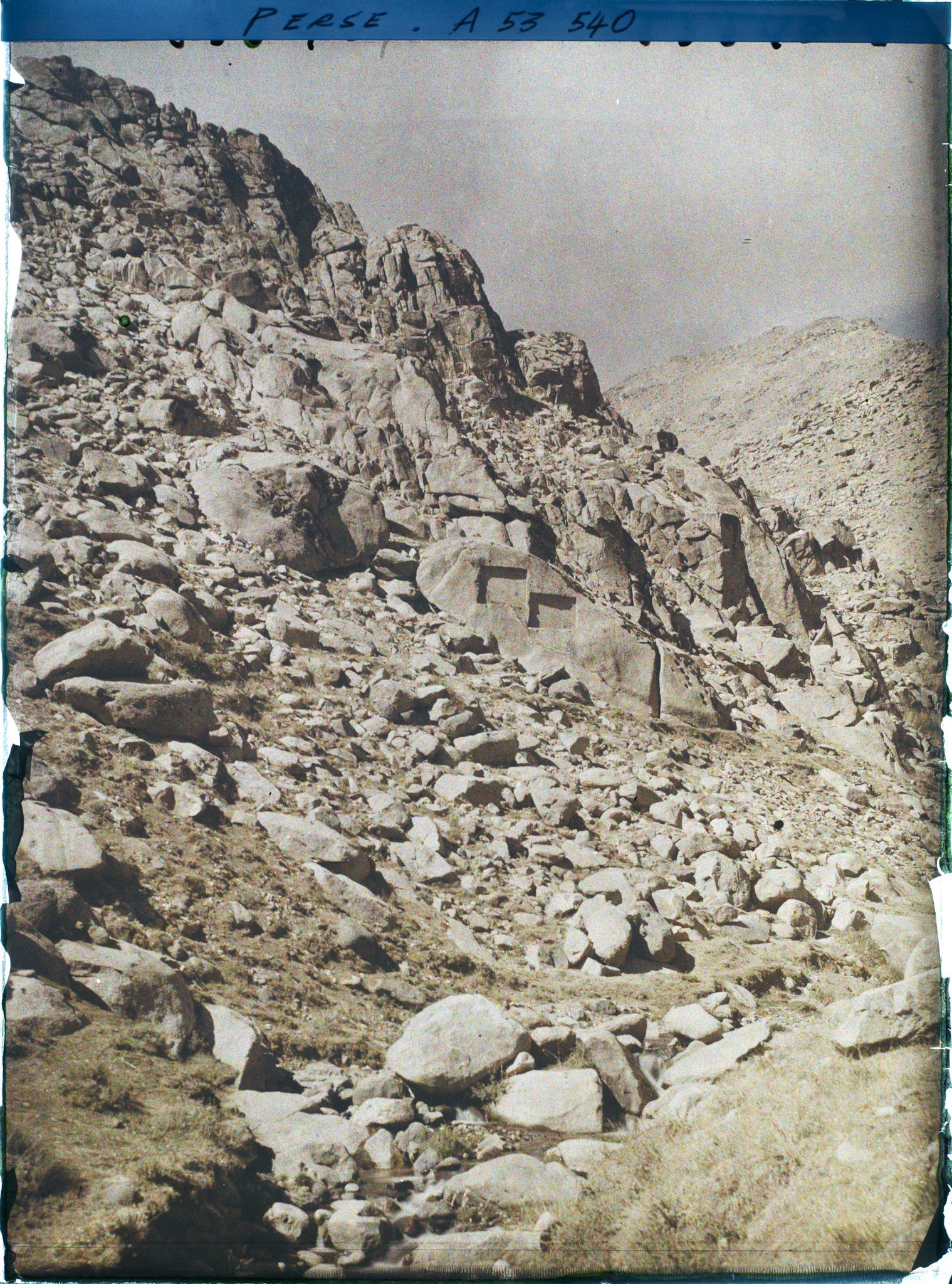 Image représentant Le site des inscriptions antiques Ganj-Nameh (le livre du trésor), sur les flancs du Kuh-e Alvand