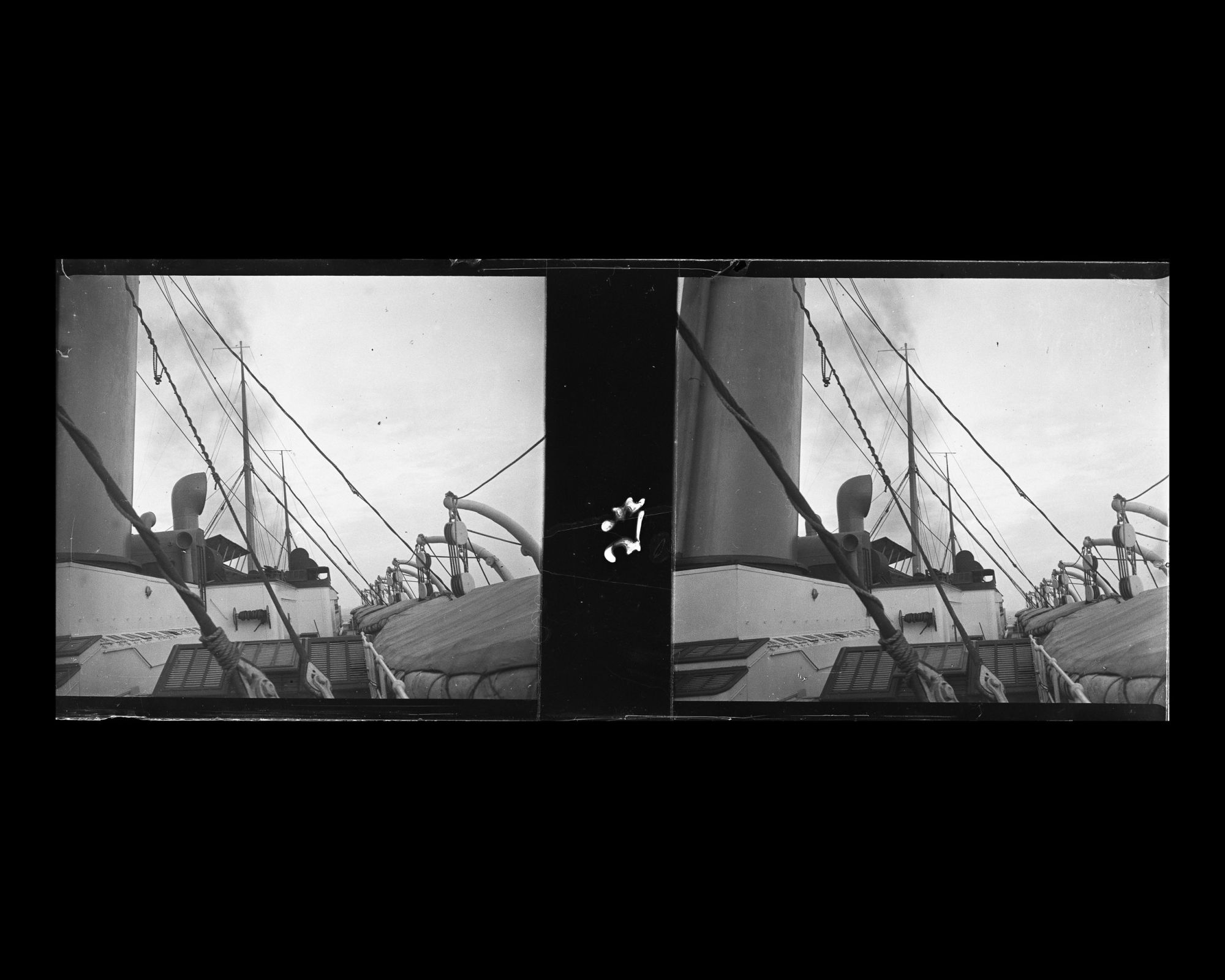 Image représentant Haubans, cheminée, mâts sur le pont supérieur