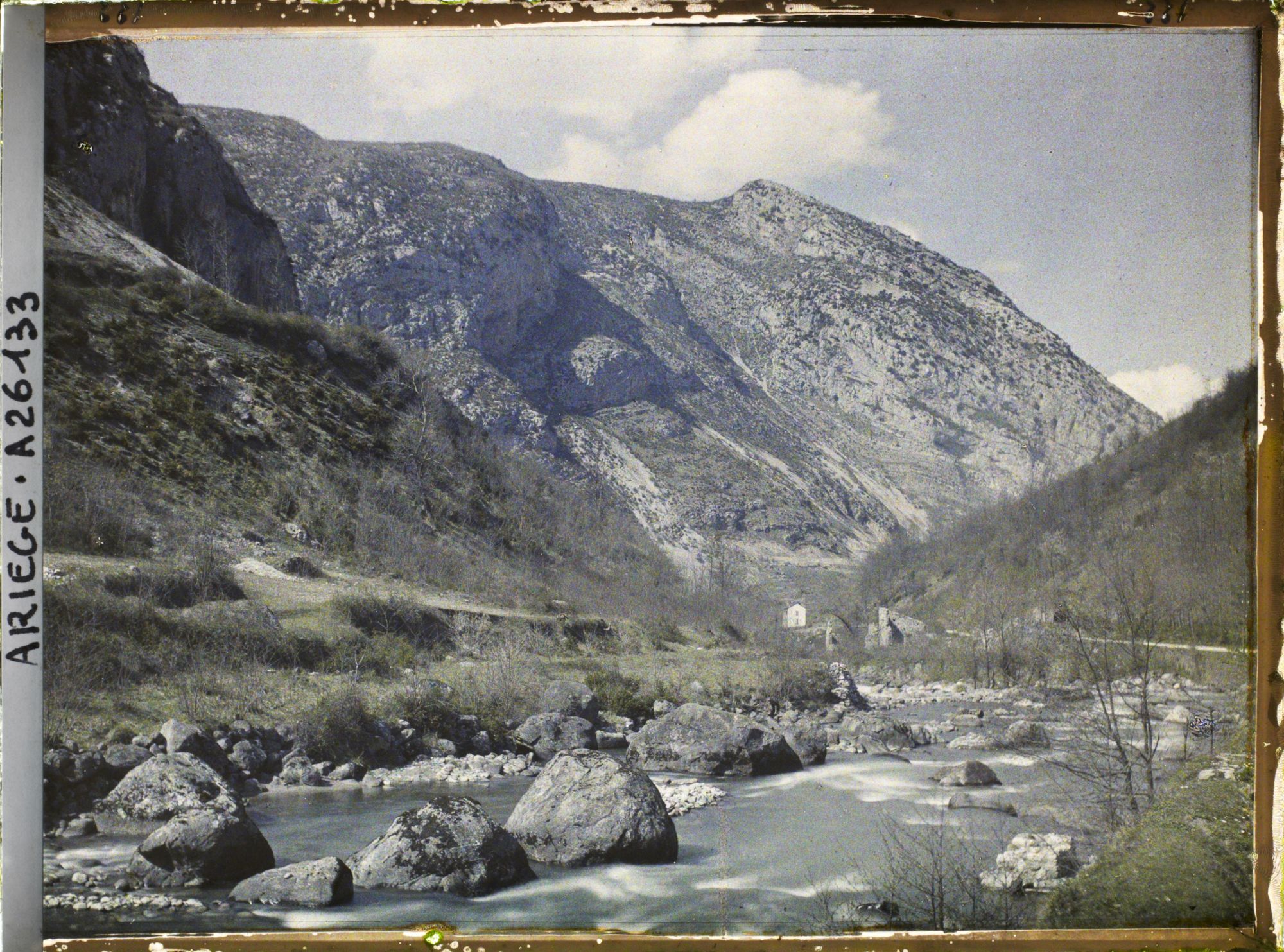 Image représentant La vallée de Vicdessos vu vers l'aval au-dessous de la Grotte de Niaux