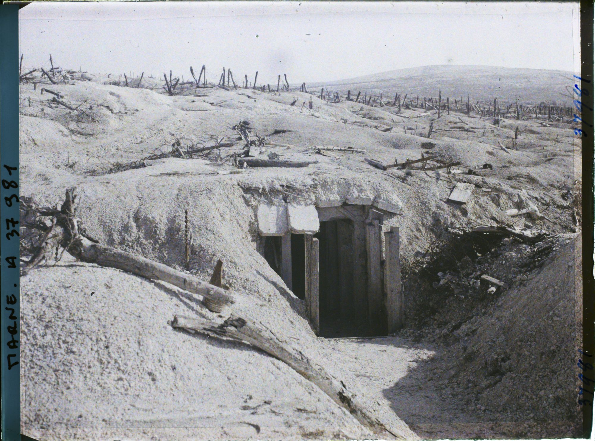 Image représentant France, Mont Cornillet, Pente Sud ; abri allemand et, au fond, le Mont Haut