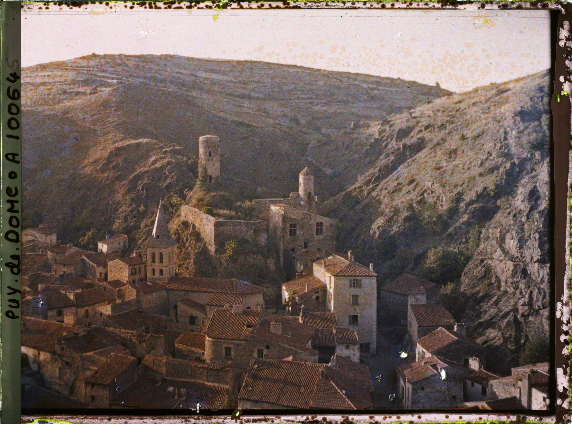 Image représentant Vue d'ensemble sur le village et le château féodal