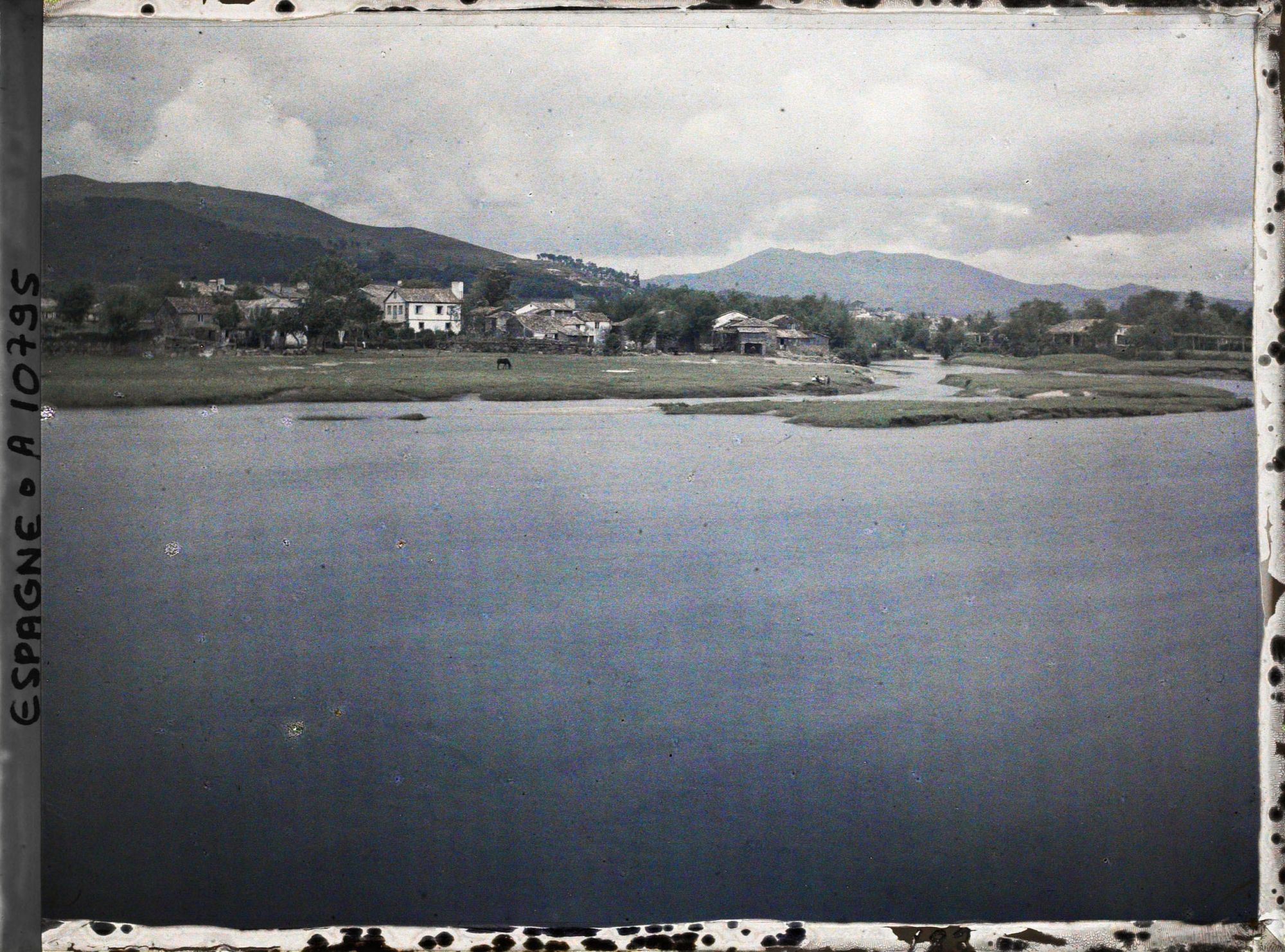 Image représentant Espagne, Padron, Césures, un peu aprés Padron, l'extrémité de la Ria ; vue prise du Pont de la route.