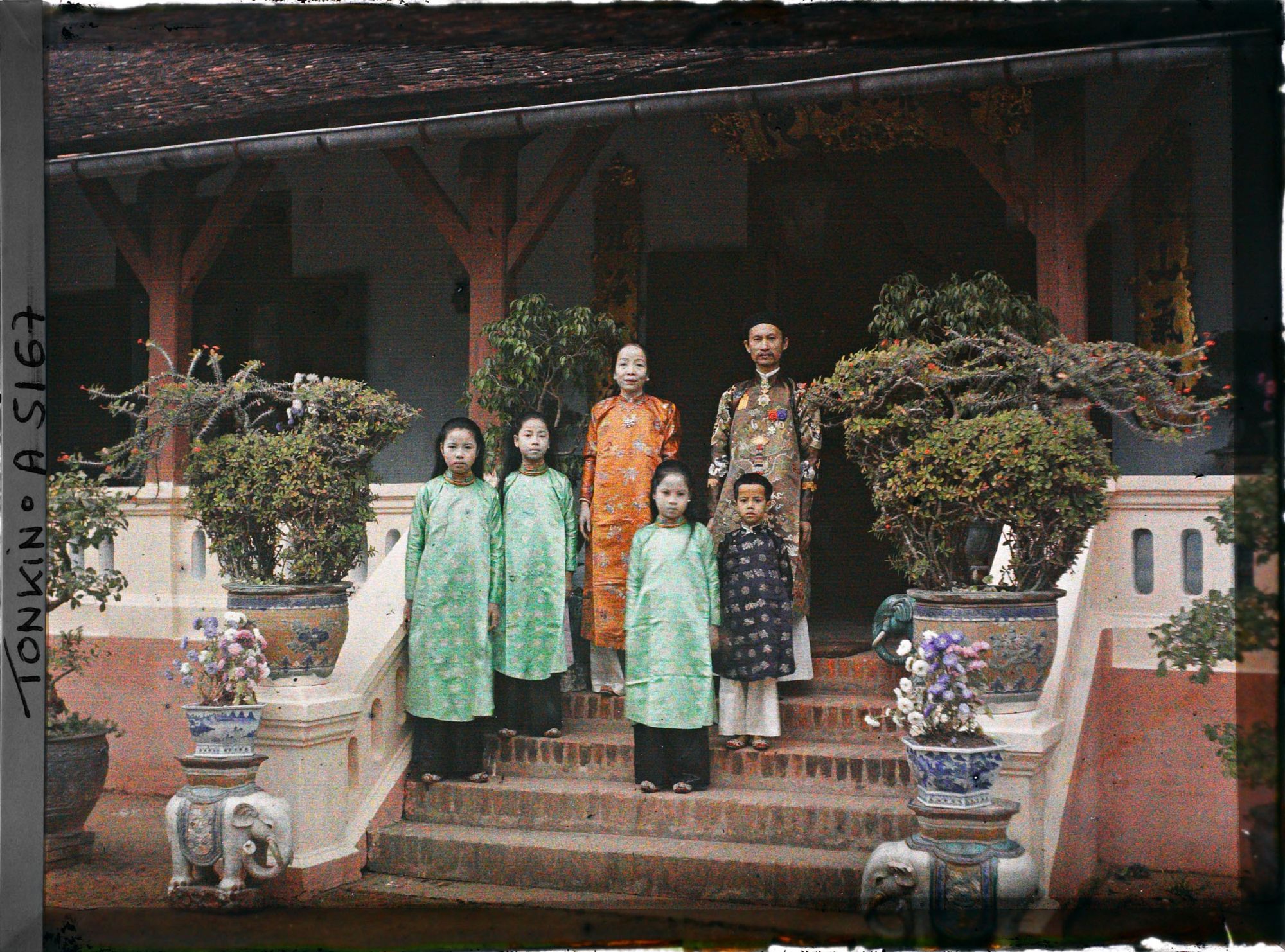 Image représentant Le Tông-dôc (gouverneur) de la province, M. Hoang Trong Phu et sa famille, devant leur villa
