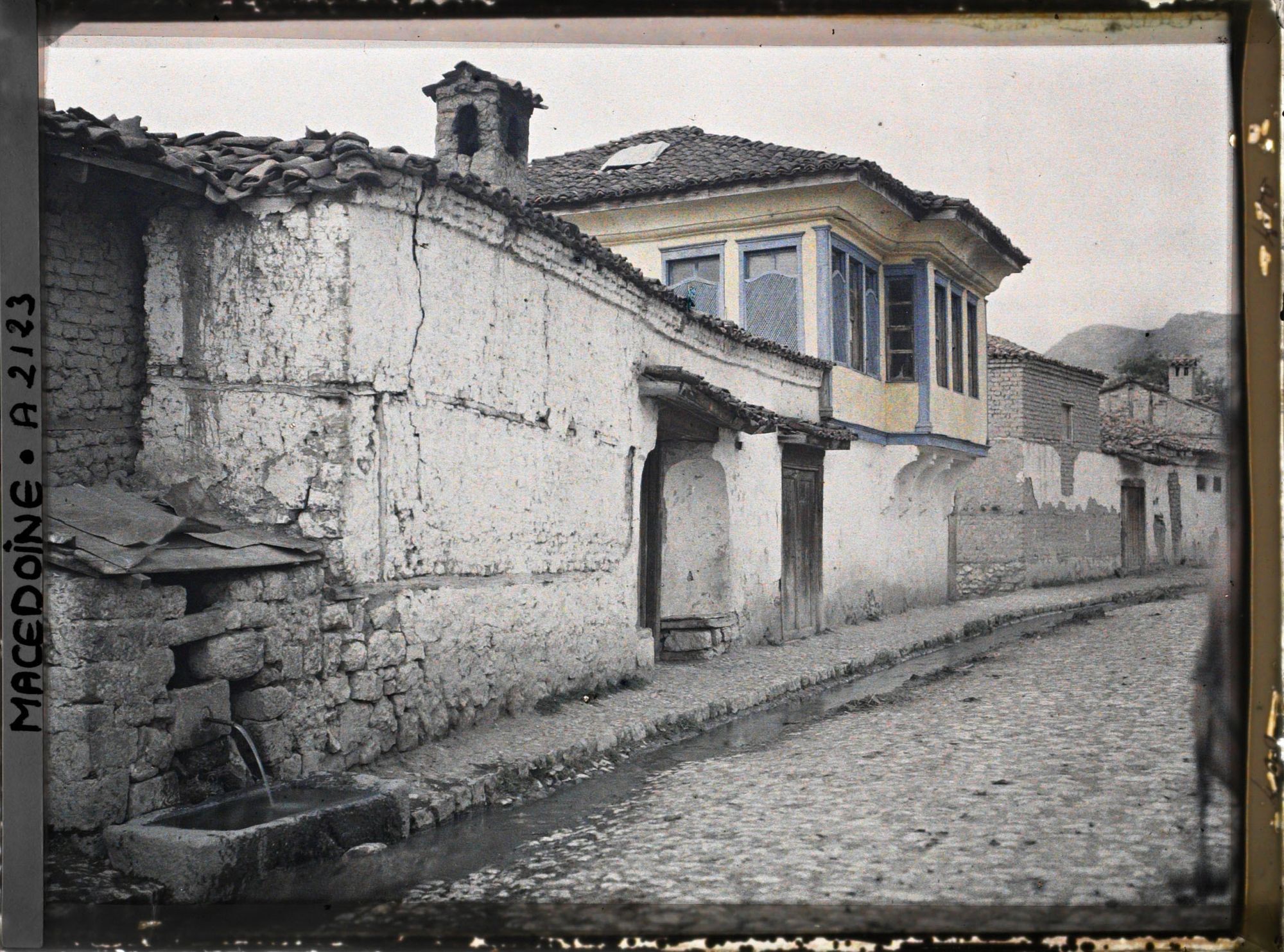 Image représentant Même type de porte avec maison jaune et bleue