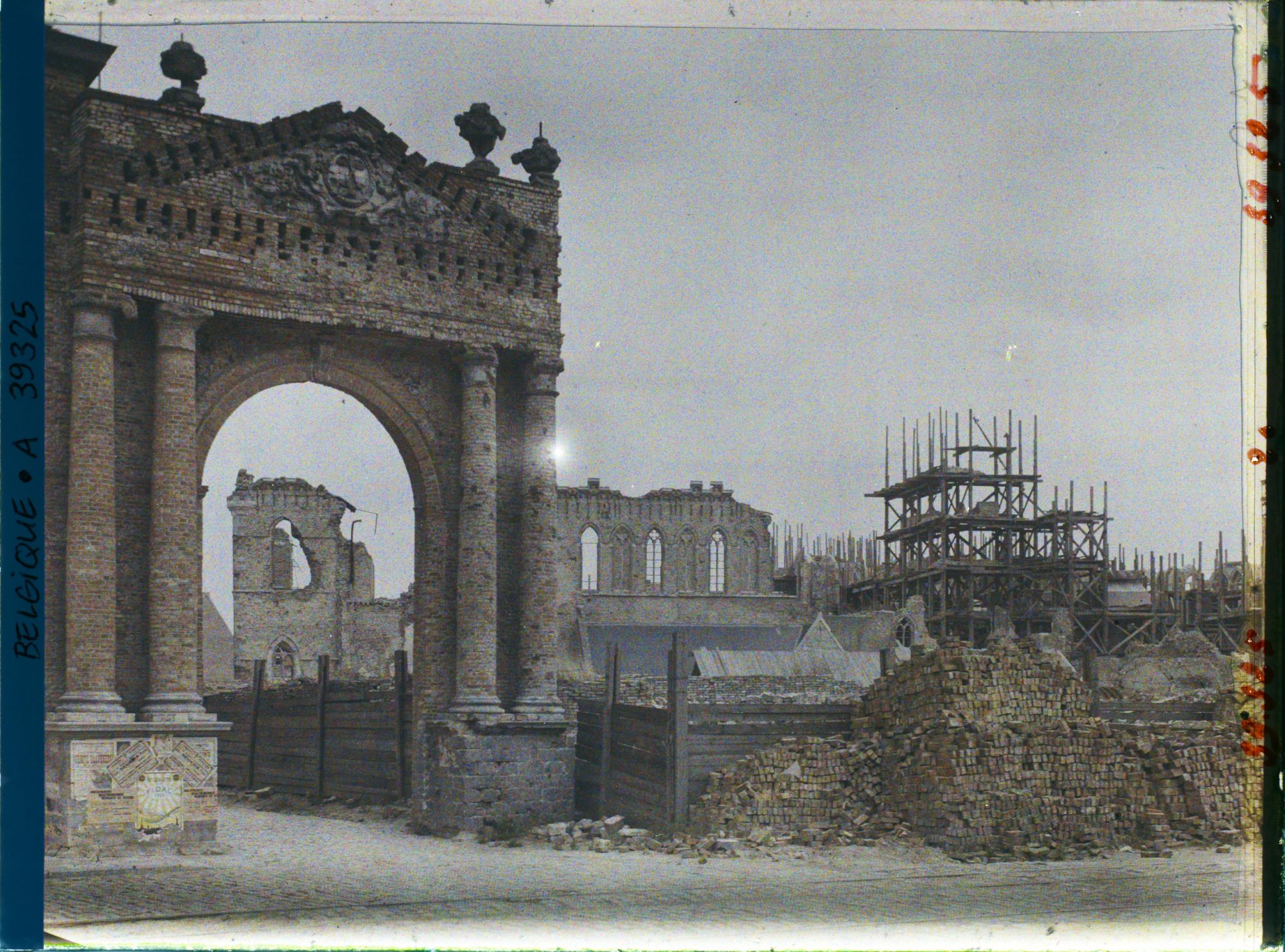 Image représentant Belgique, Ypres, Entrée de l'Evèché et ruines de St Martin