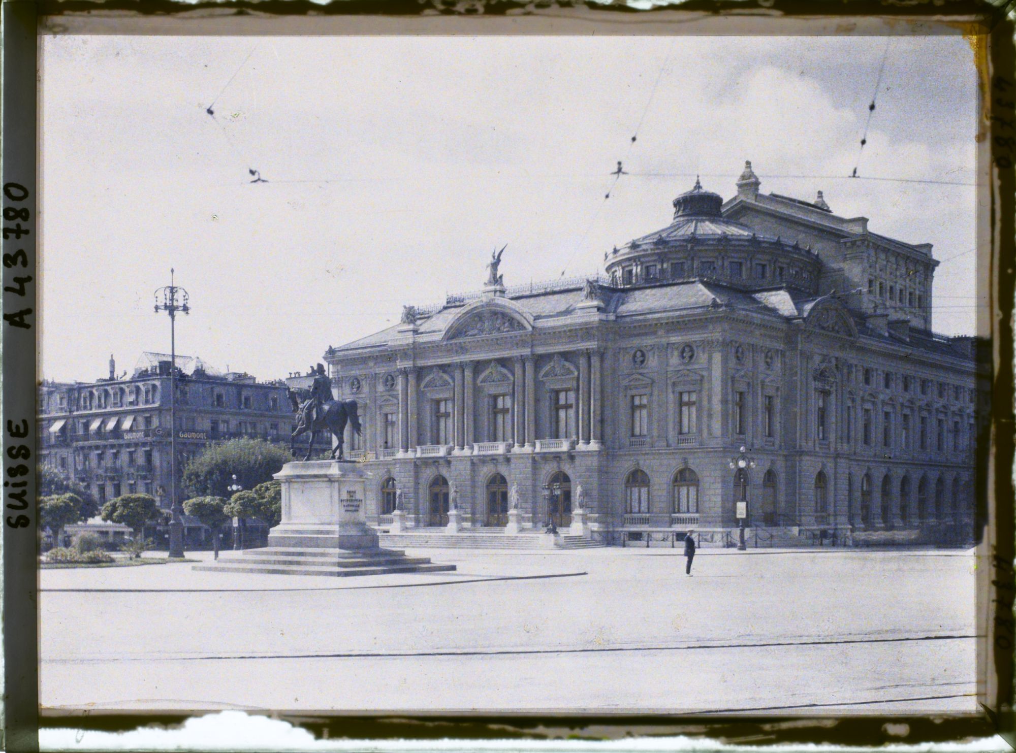 Image représentant Le Grand Théâtre et le statue du général Dufour à la place Neuve