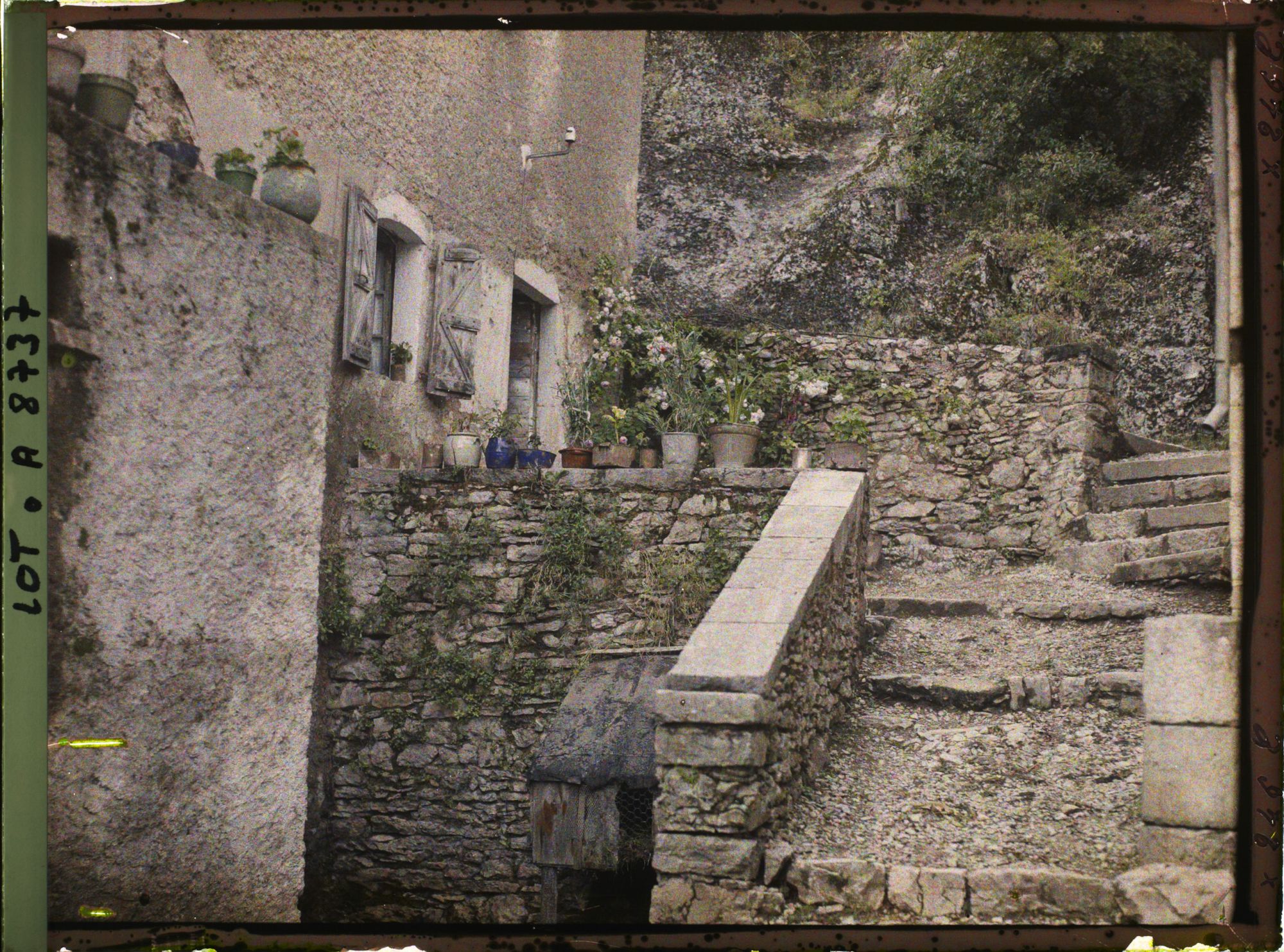 Image représentant France, Roc-Amadour, Les vases de fleurs d'une petite maison paysanne
