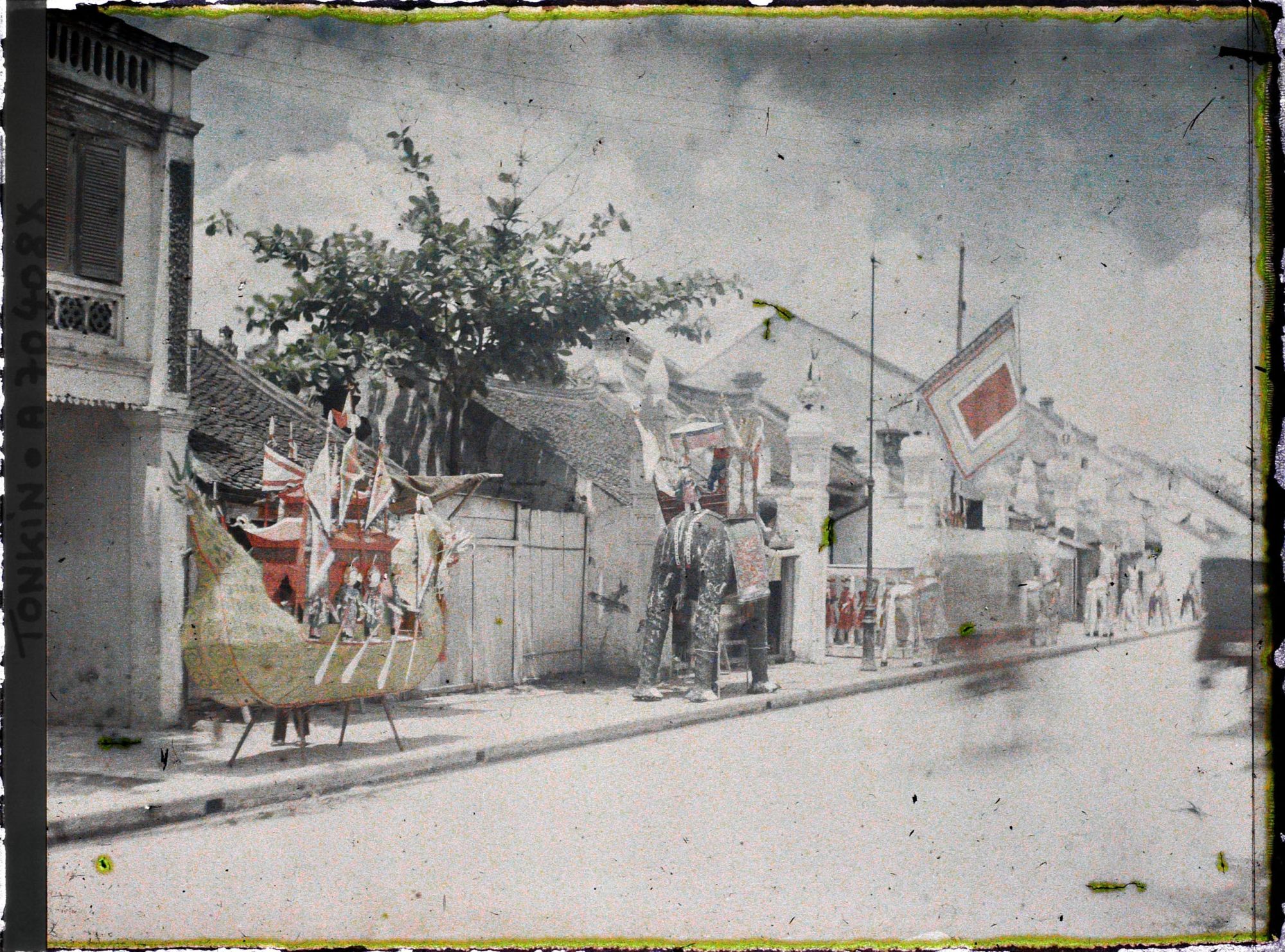 Image représentant quartier sino-annamite:  objets votifs en papier : un sampan en forme de dragon, un éléphant, des personnages et des chevaux;  1914 / 1921.
