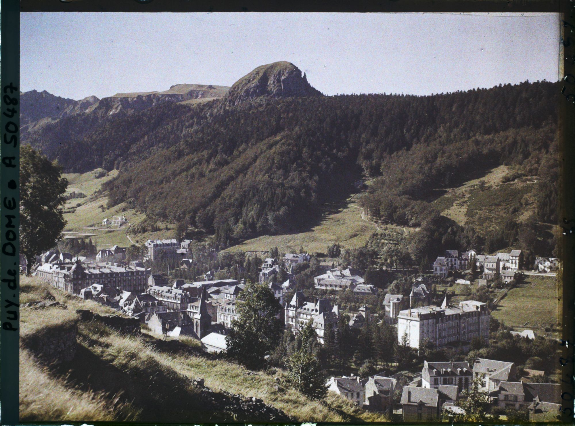 Image représentant France, Mont-Dore, Le Mont Dore et le fond de la Vallée et le Pic du Capucin