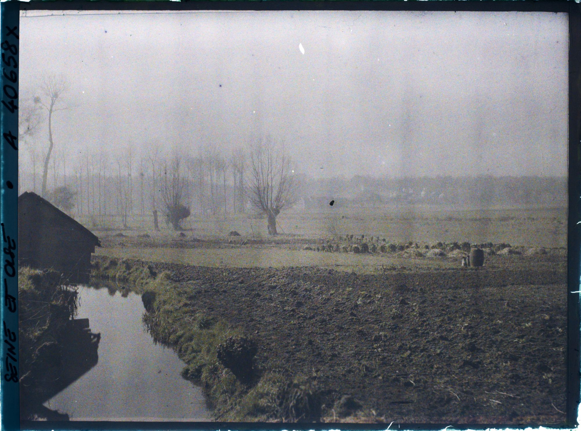 Image représentant France, Les Clayes, Les champs à la sortie du Village, au 1er plan un jardin potager