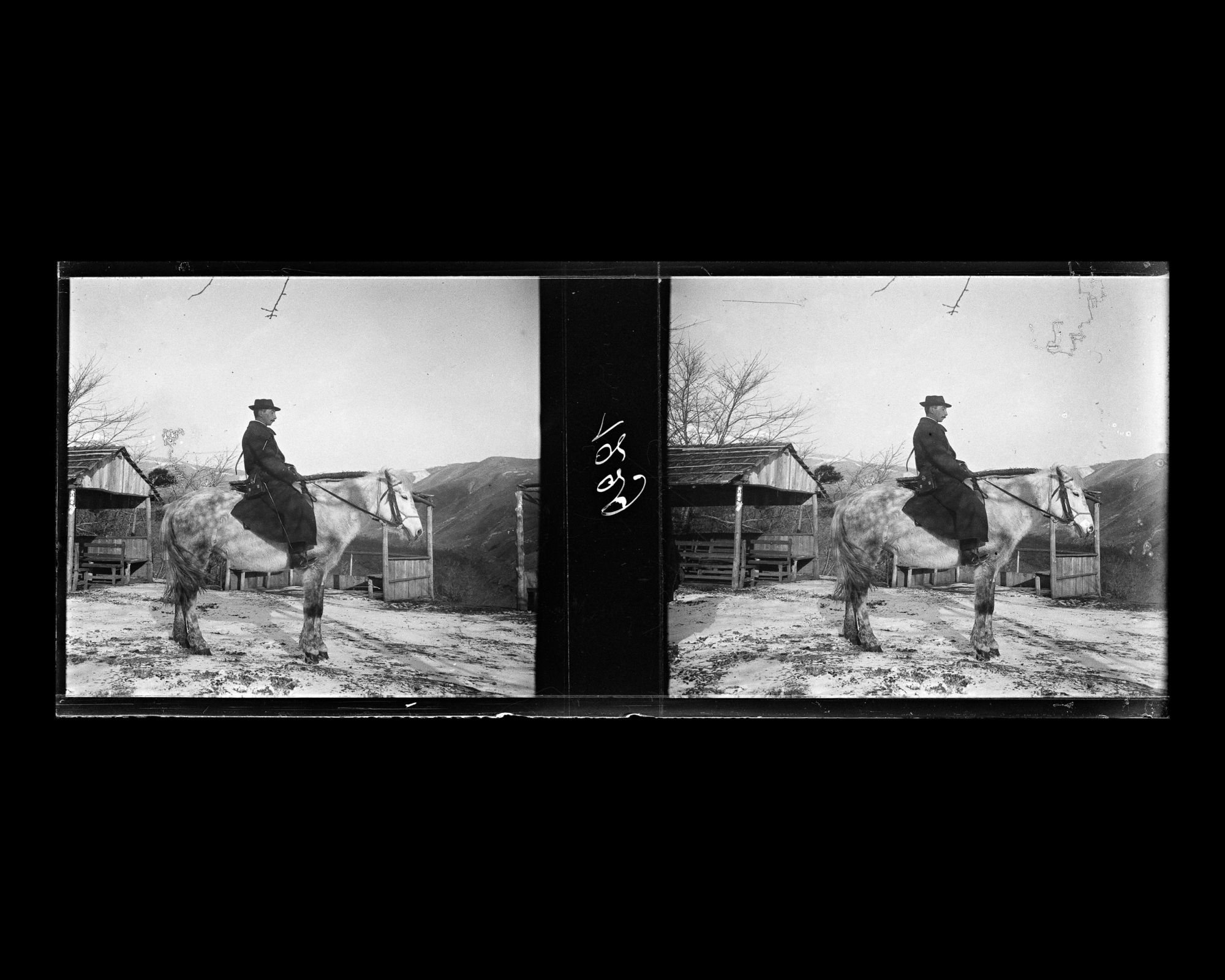 Image représentant Albert dit Alfred Dutertre à cheval sur la route de la cascade de Kirifuri