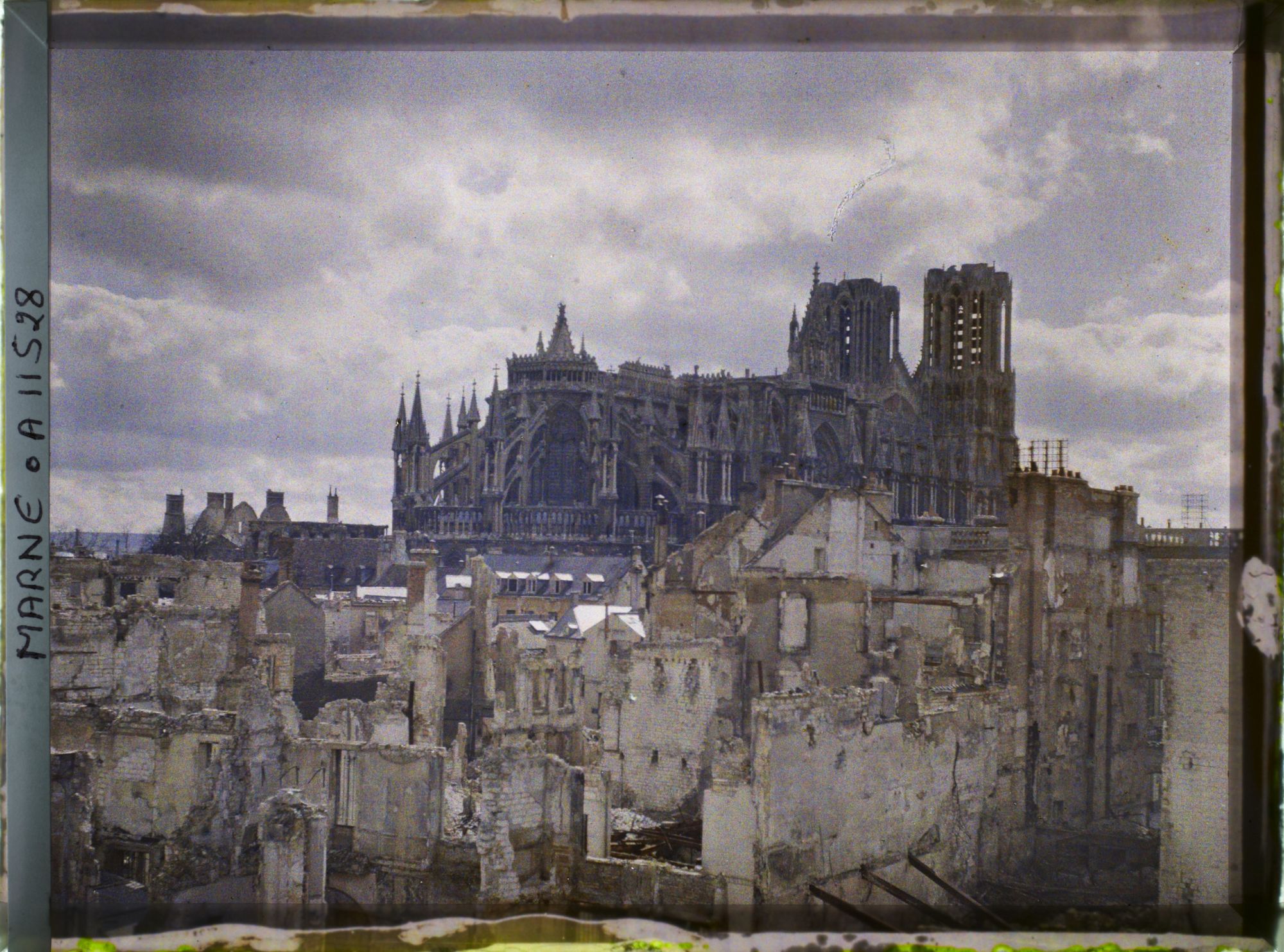 Image représentant Le quartier de l'Université en ruine, au fond la cathédrale
