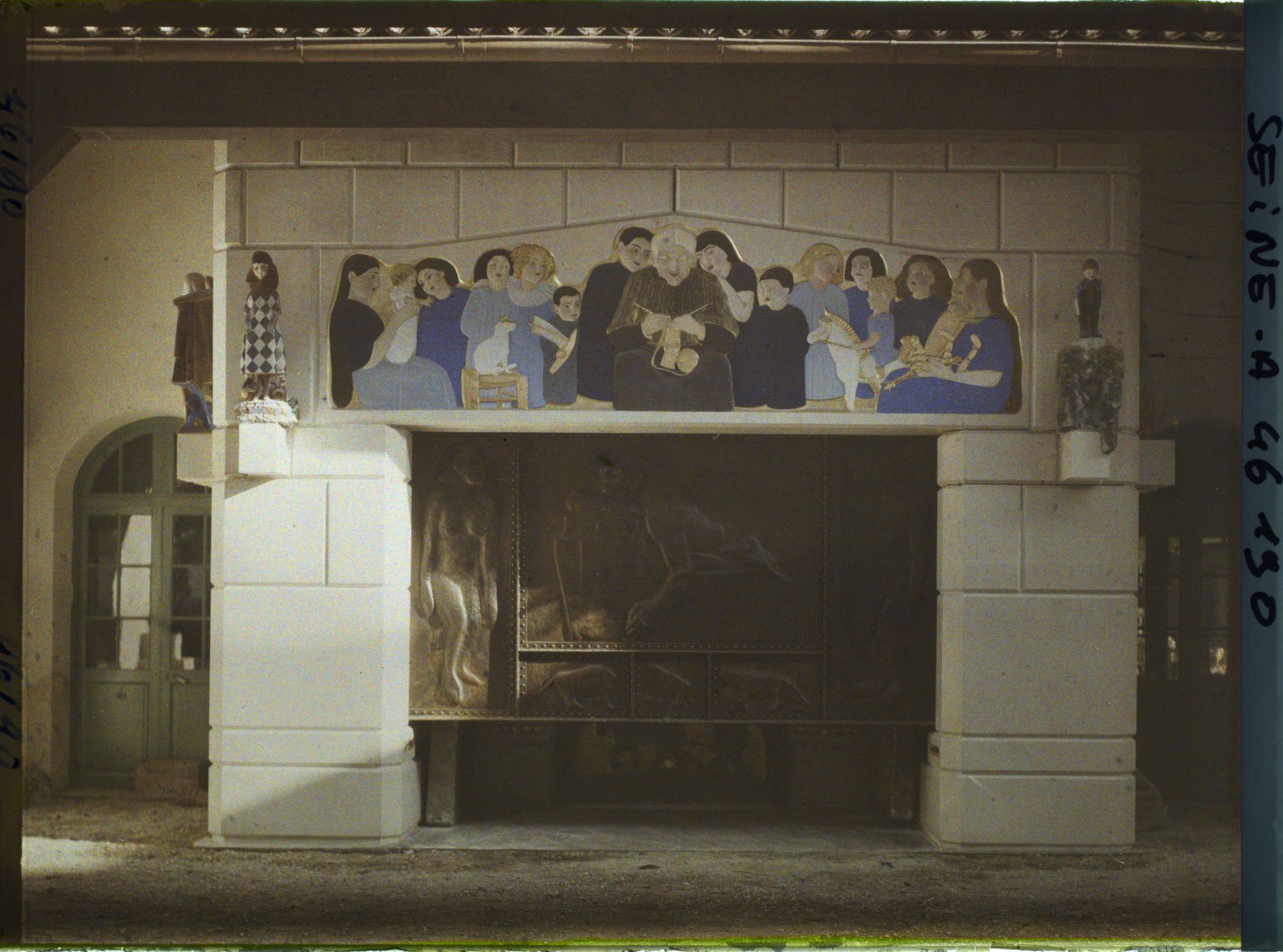 Image représentant L'Exposition des arts décoratifs, Pavillon de Provence, sur le cours-la-Reine, cheminée de Dardé dans la cour du mas