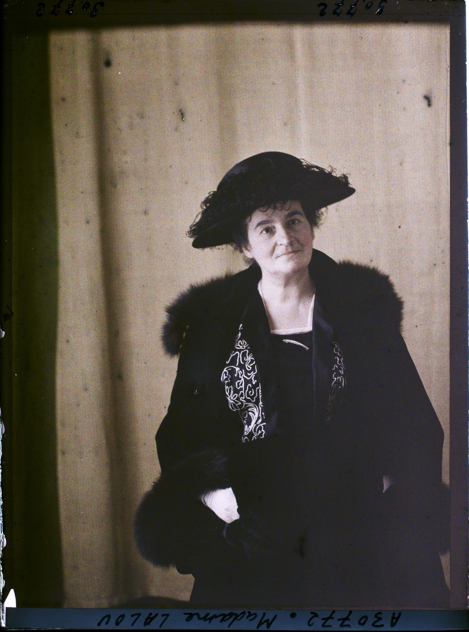 Image représentant https://musee-albert-kahn.s-museum.fr/home/NWQ2OTAwYzNmYjZlZTk1ZWQwODJmMjY4L2dlbmVyaWMtbm90aWNlLXRhYi9hdXRob3JpdHkvNjE3YTc5ZjVjZjhiODk2OGIzMzM3ZDIx/5d6900c3fb6ee95ed082f268/generic-notice-tab/authority/617a79ebcf8b8968b33370a5 Madame Lalou