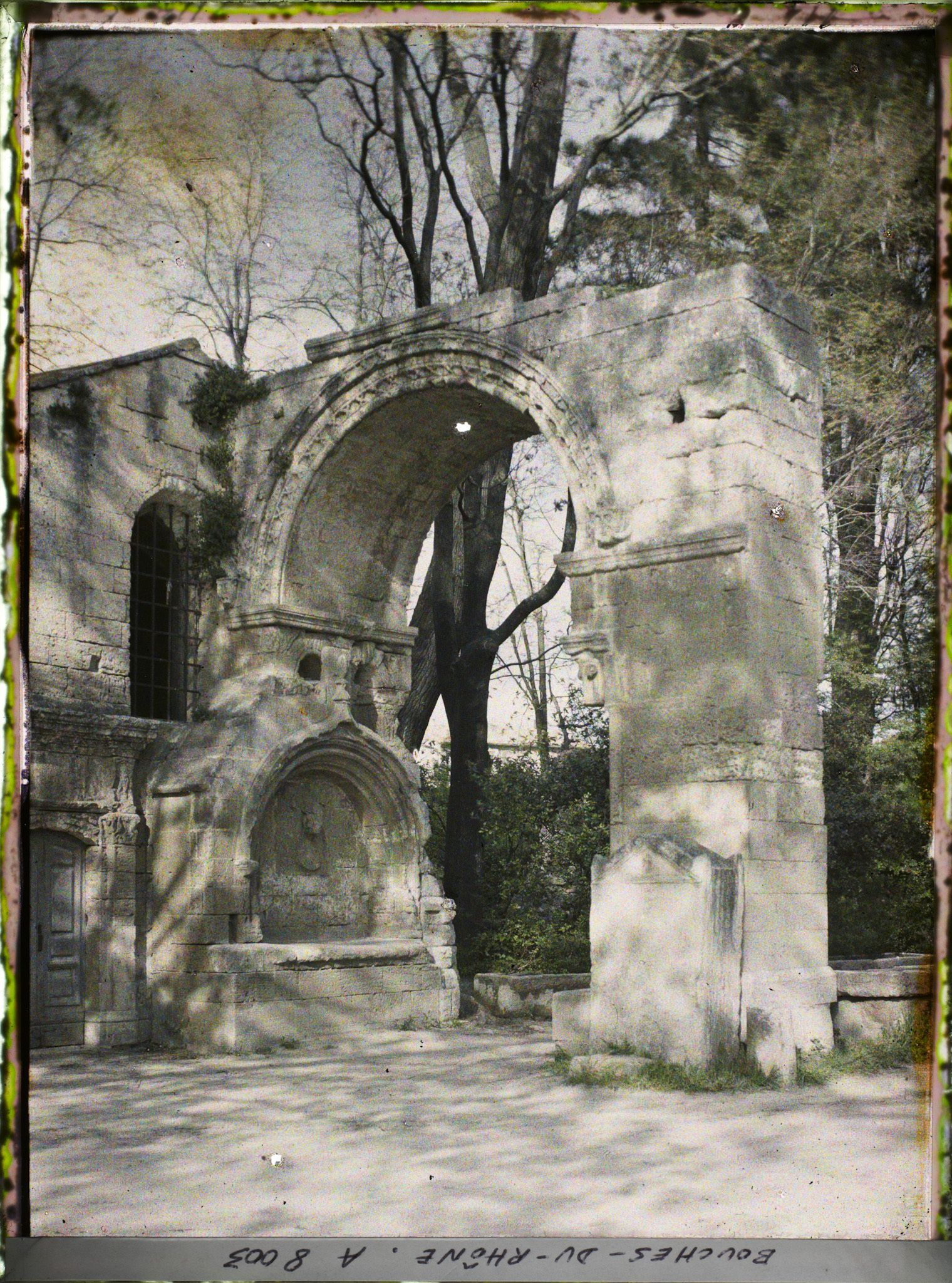 Image représentant Le porche roman de l'église Saint-Césaire-le Vieux avec à gauche la chapelle Saint-Accurse