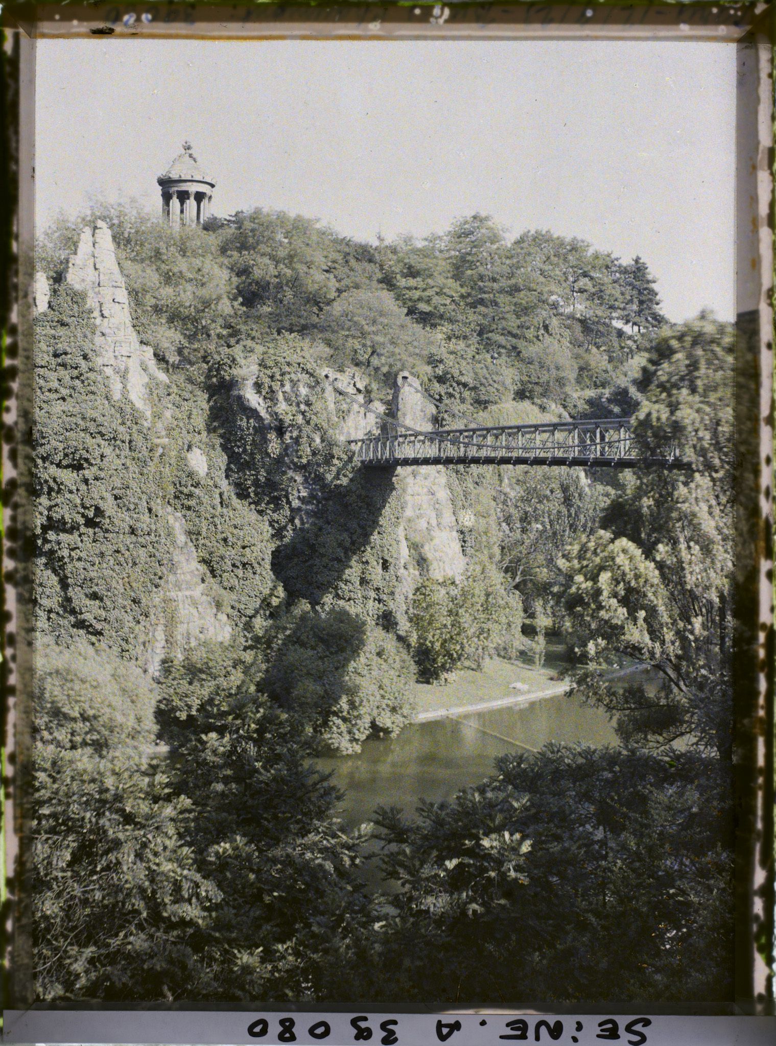 Image représentant Les Buttes-Chaumont, le lac et le pont suspendu