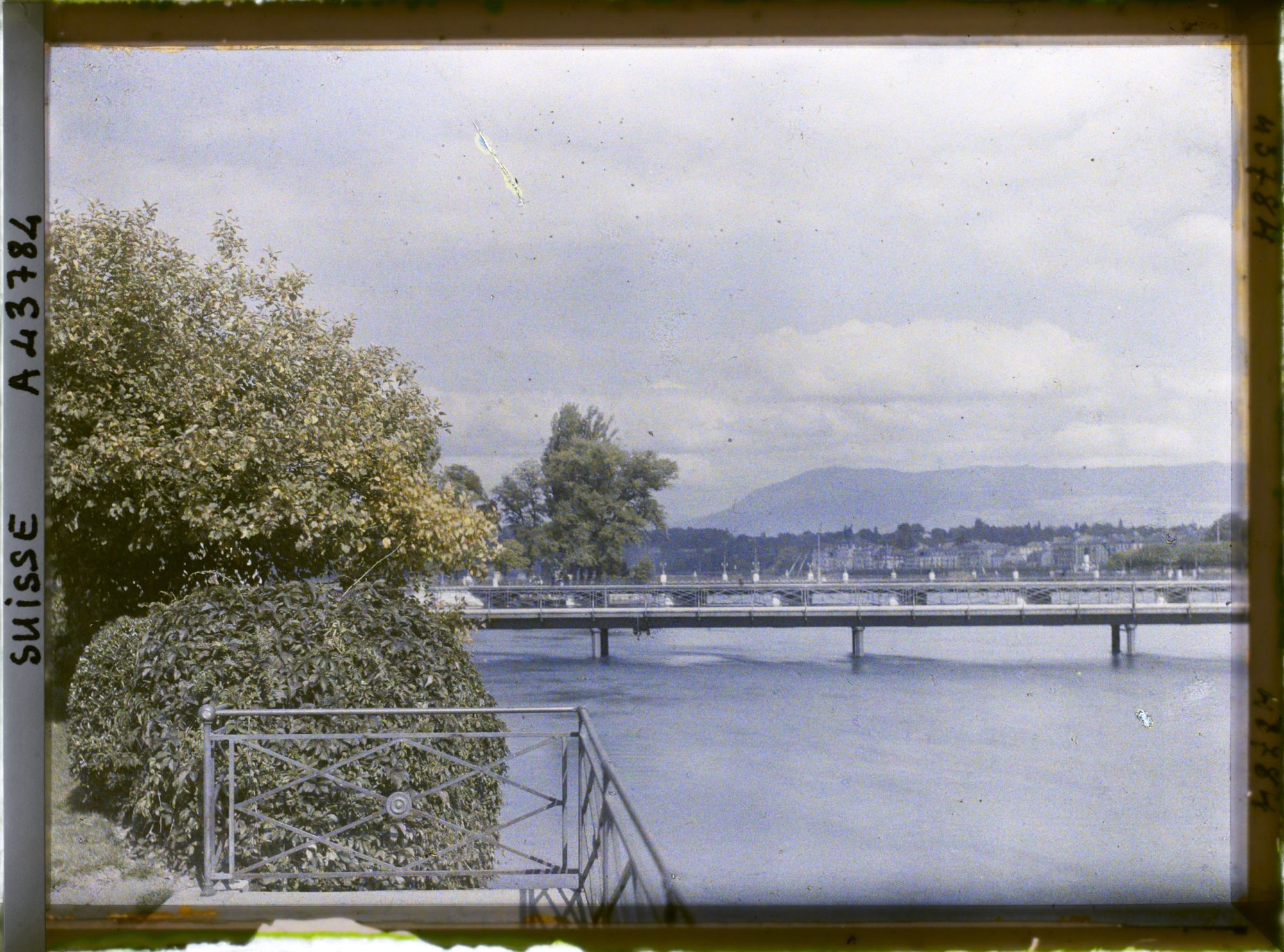 Image représentant Le pont des Bergues et le Rhône depuis le pont de la Machine