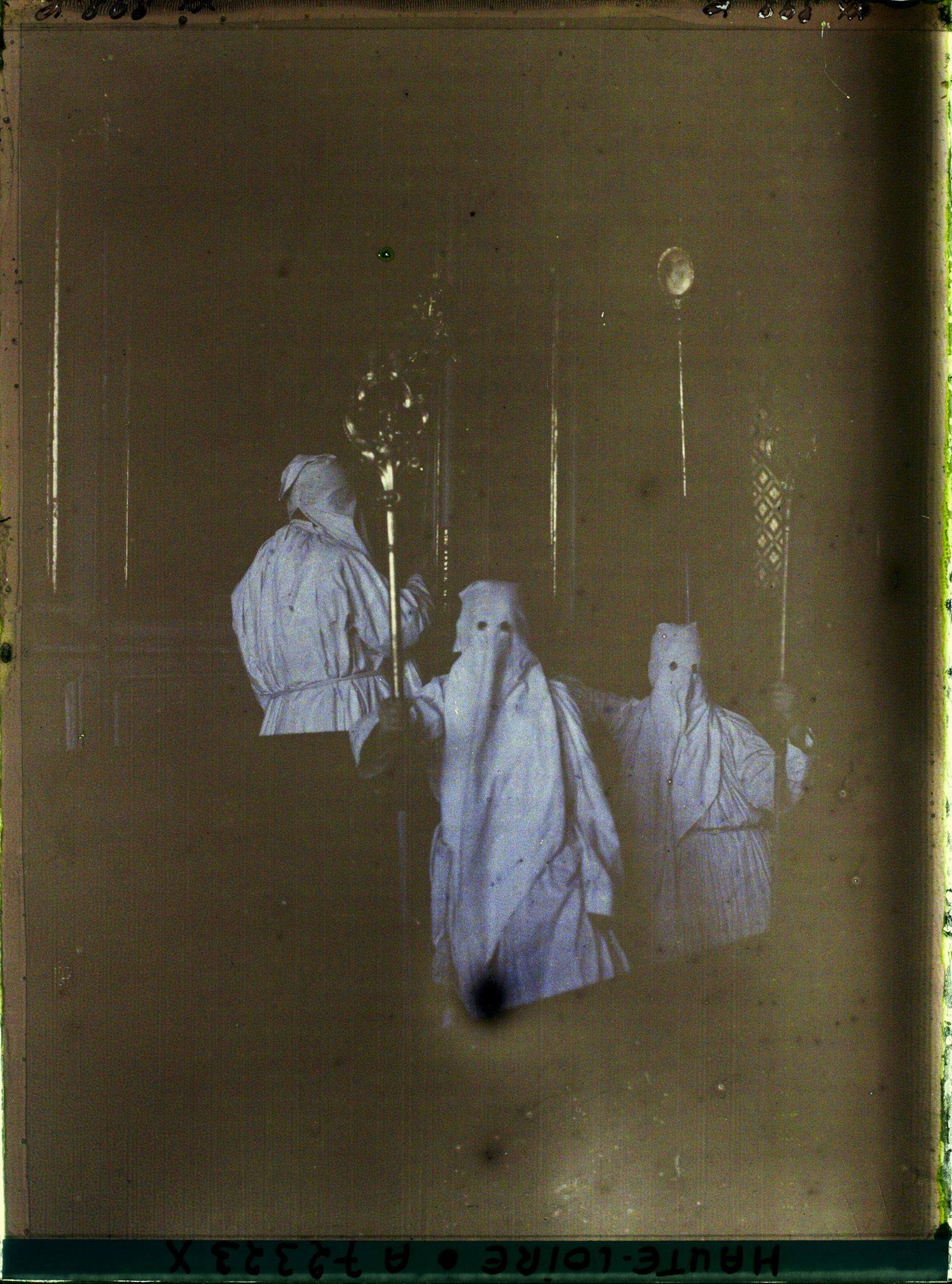 Image représentant Membres de la confrérie des Pénitents blancs dans la chapelle du même nom