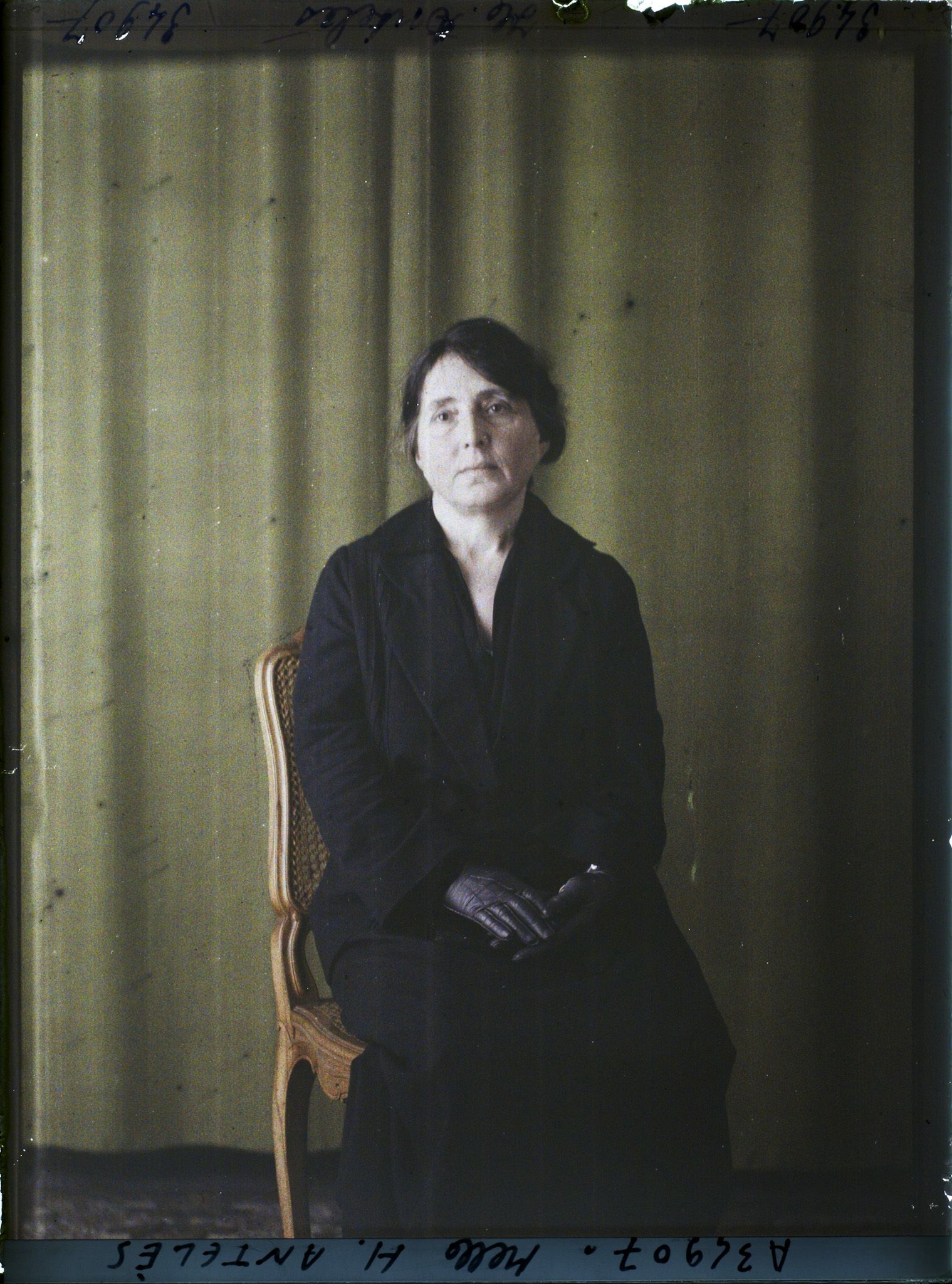 Image représentant https://musee-albert-kahn.s-museum.fr/home/NWQ2OTAwYzNmYjZlZTk1ZWQwODJmMjY4L2dlbmVyaWMtbm90aWNlLXRhYi9hdXRob3JpdHkvNjE3YTc5ZjVjZjhiODk2OGIzMzM3ZDIx/5d6900c3fb6ee95ed082f268/generic-notice-tab/authority/617a79ebcf8b8968b333673c Mademoiselle H. Antelès