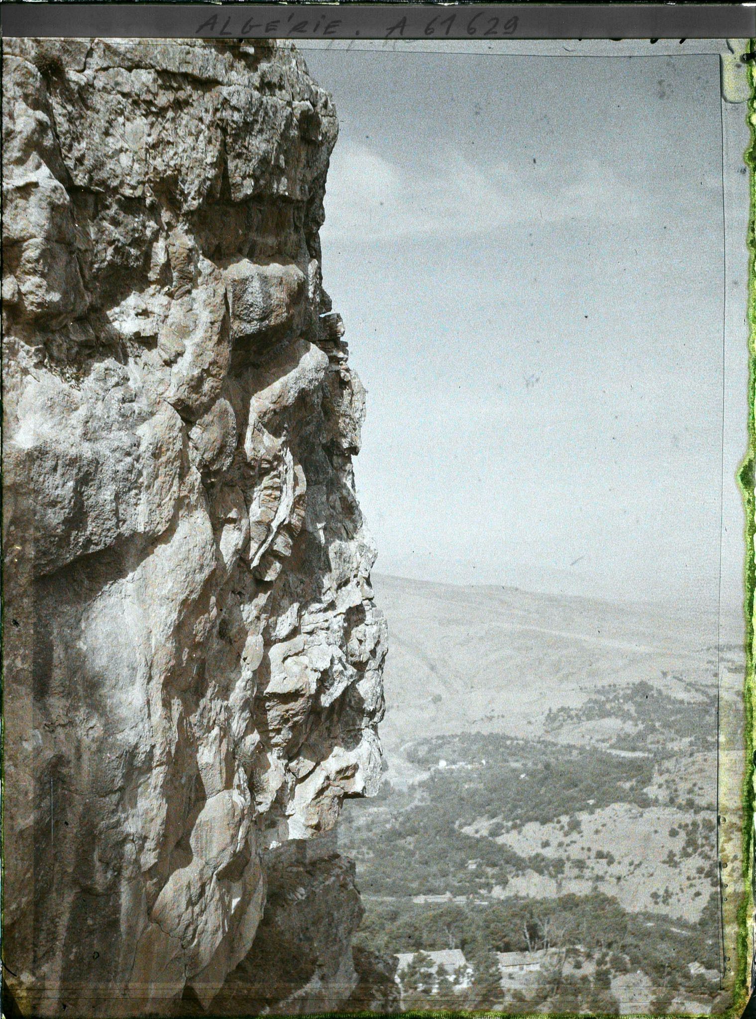 Image représentant Algérie, Constantine, Vallée du Rhumel prise de la route de l'Abîme