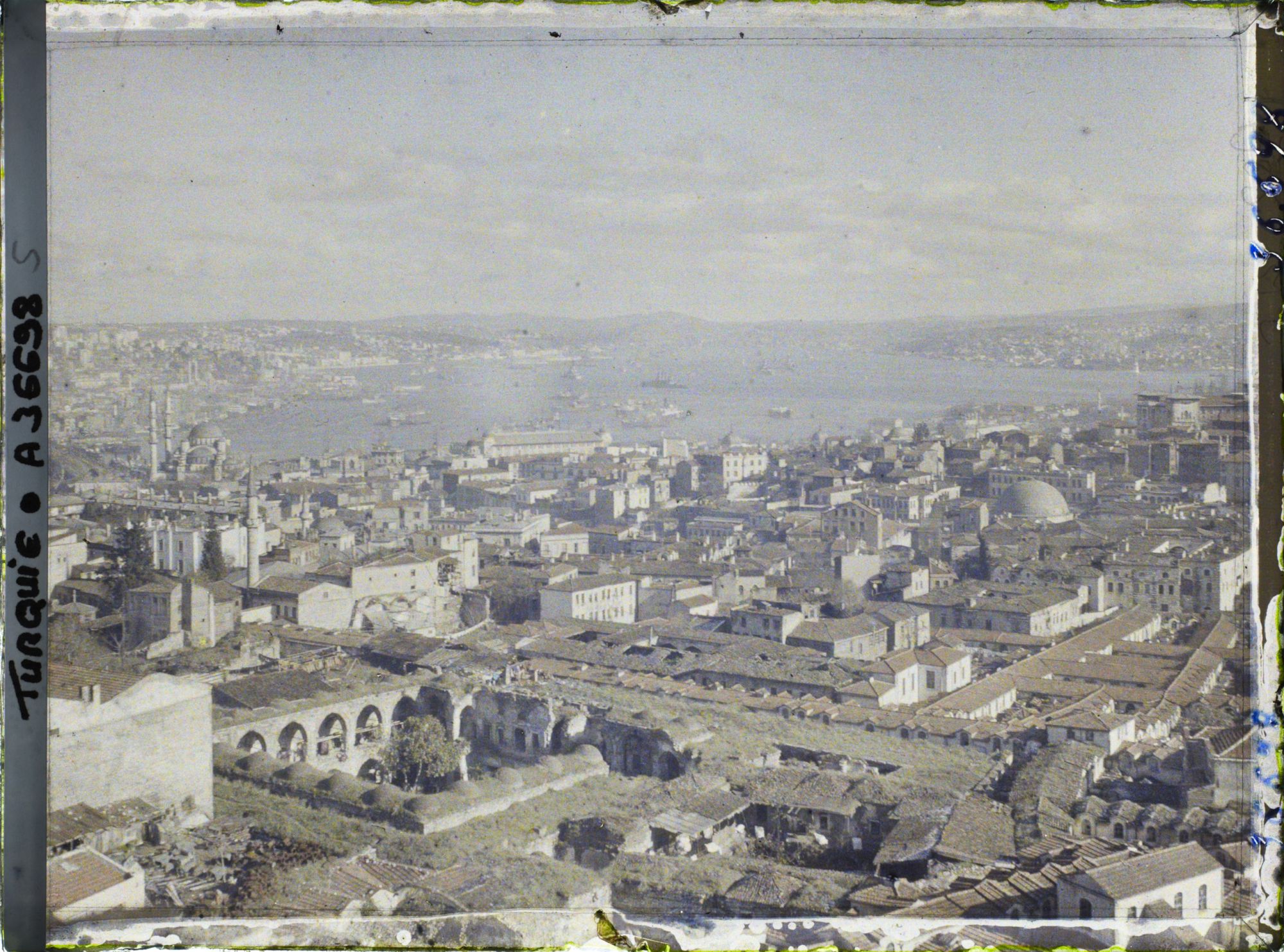 Image représentant Turquie, Constantinople, Panorama vers l'entrée du Bosphore, Yeni Validé Djami et Dalma Batsché