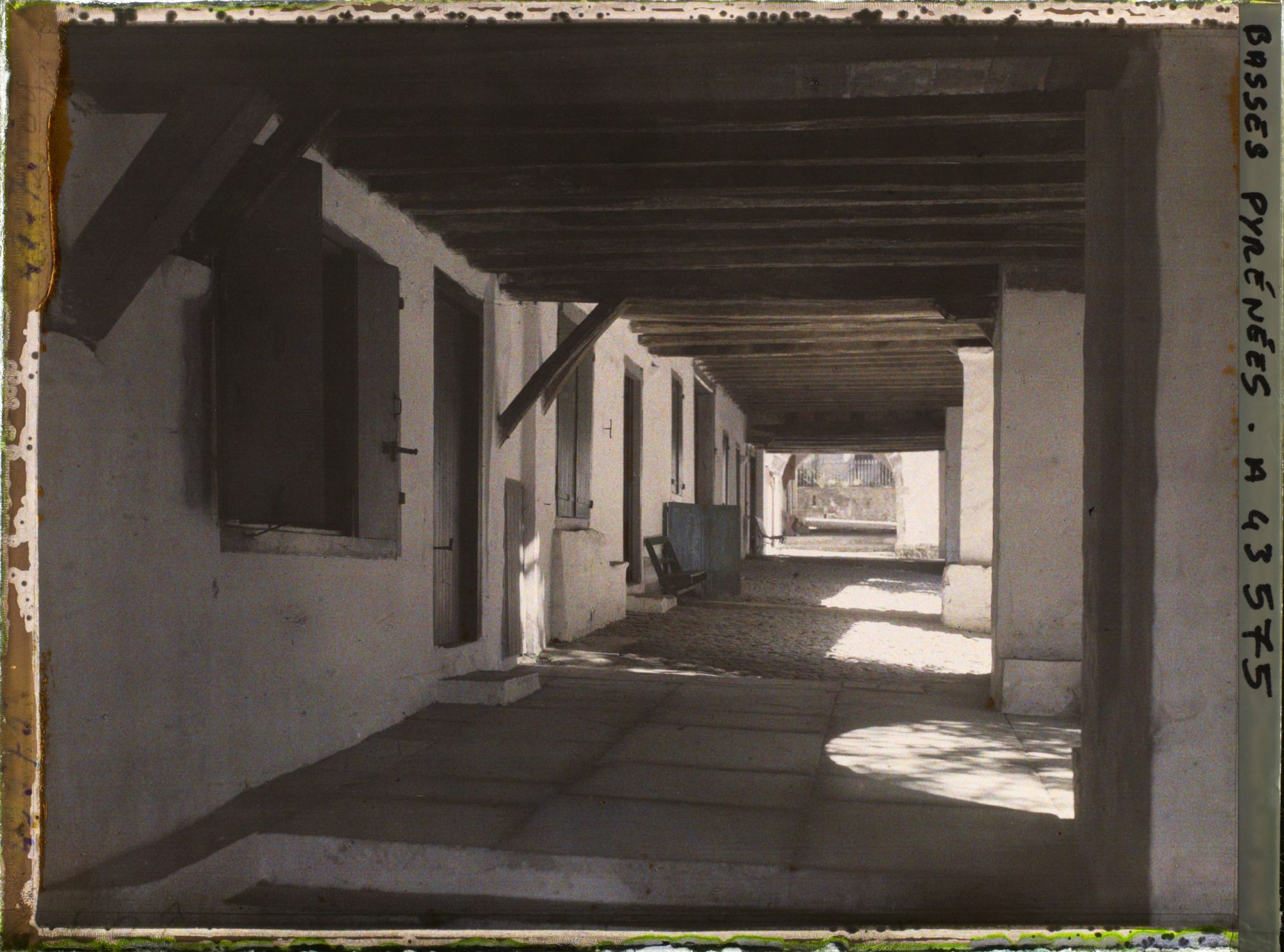 Image représentant France, La Bastide - Clairence, Sous les arceaux de la Place
