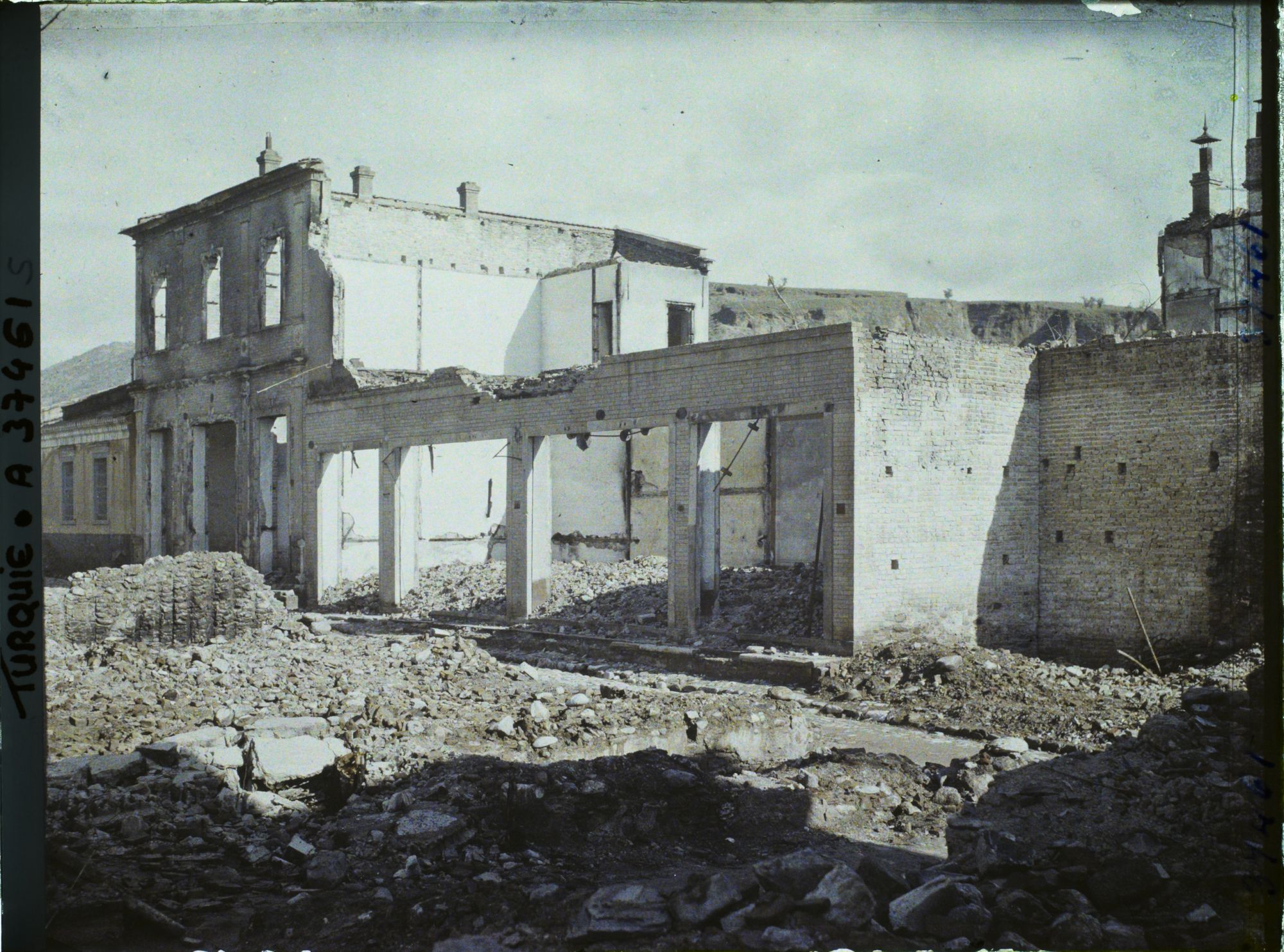 Image représentant Turquie, Aidin, Rue du Konak, les magasins incendiés