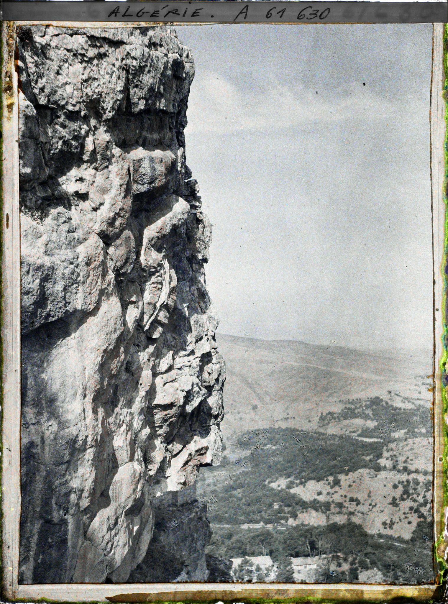 Image représentant Algérie, Constantine, Vallée du Rhumel prise de la route de l'Abîme