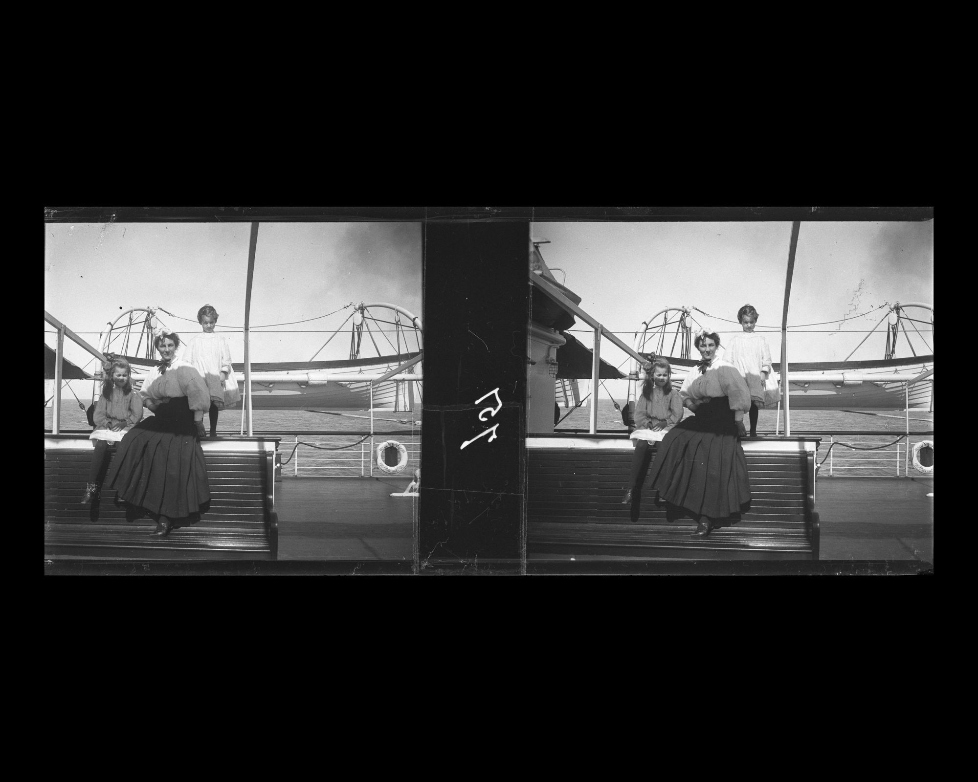 Image représentant Nurse posant avec deux enfants sur le pont supérieur