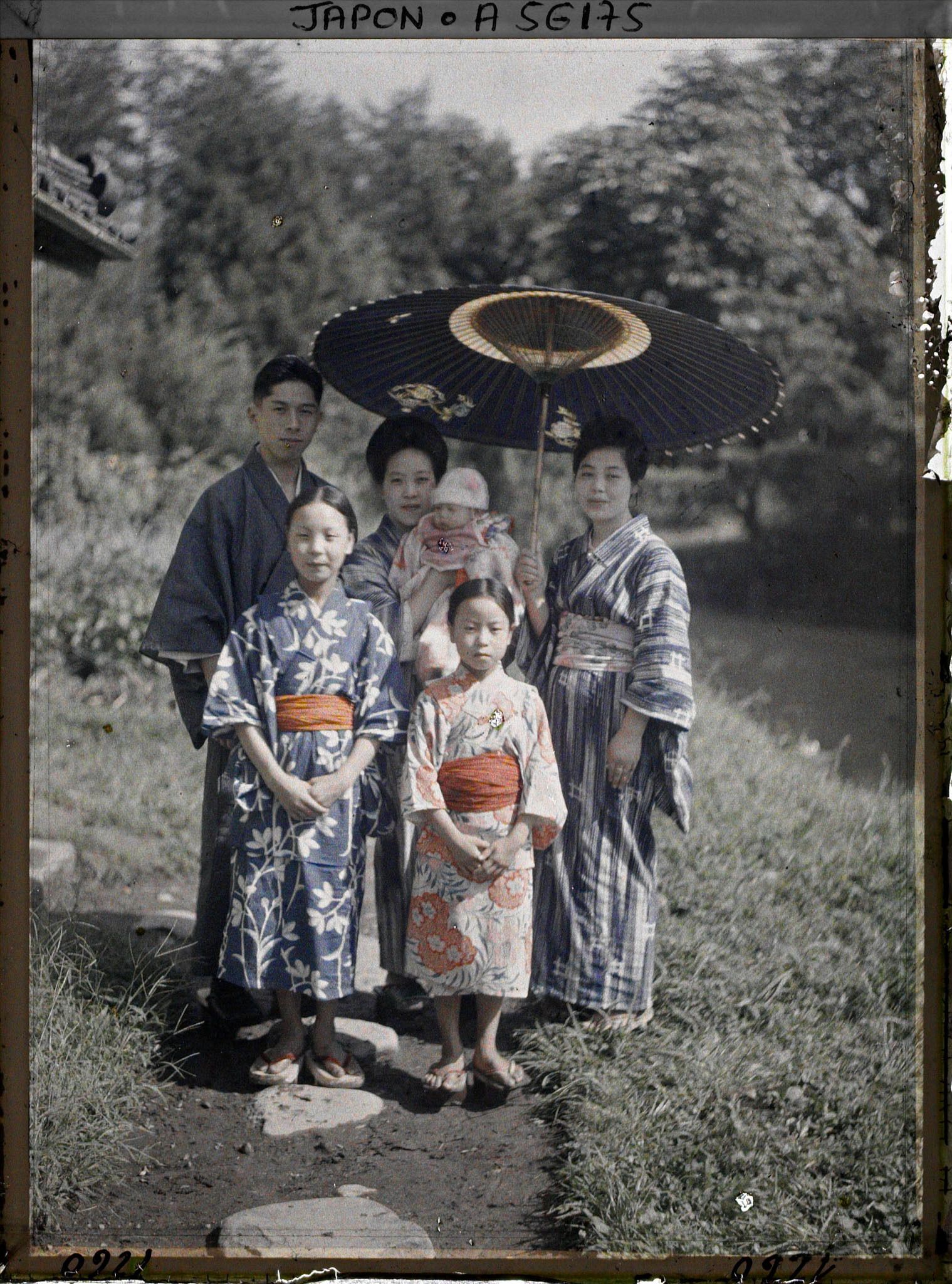 Image représentant La famille Imafuku et leurs proches à la mission catholique