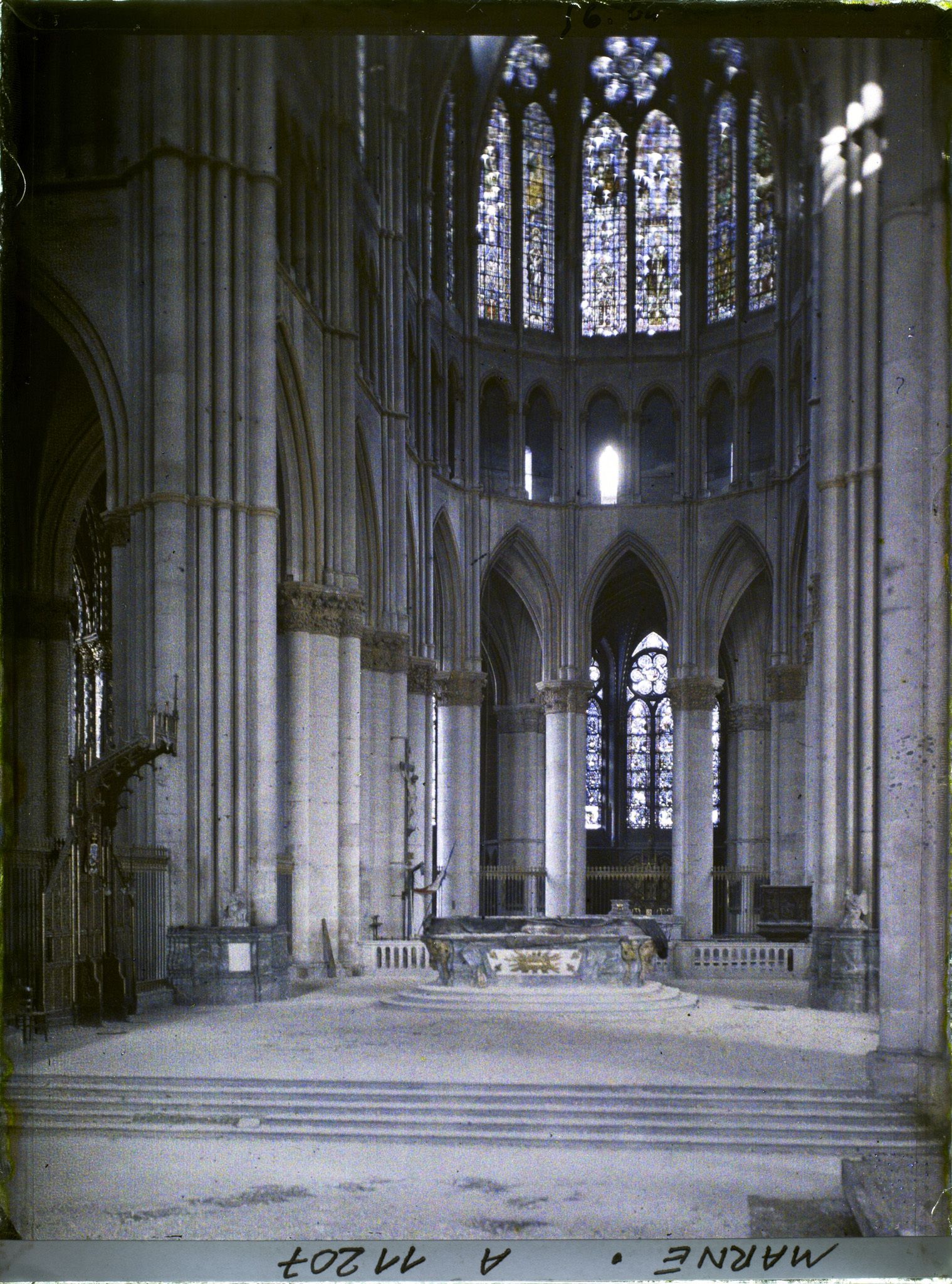 Image représentant L'intérieur de la cathédrale, le choeur et l'abside