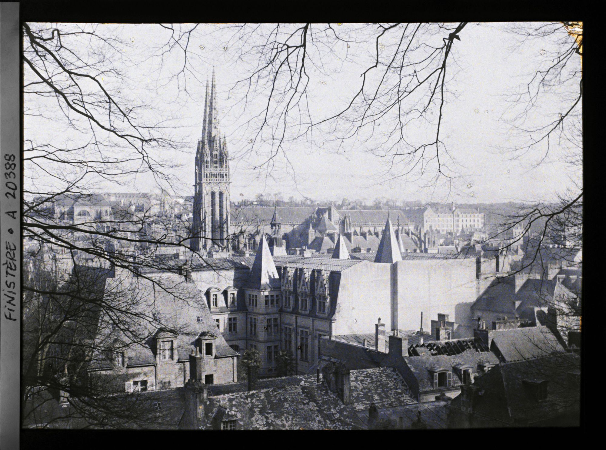Image représentant La cathédrale Saint-Corentin, vue du mont Frugy ; devant, l'arrière de la préfecture