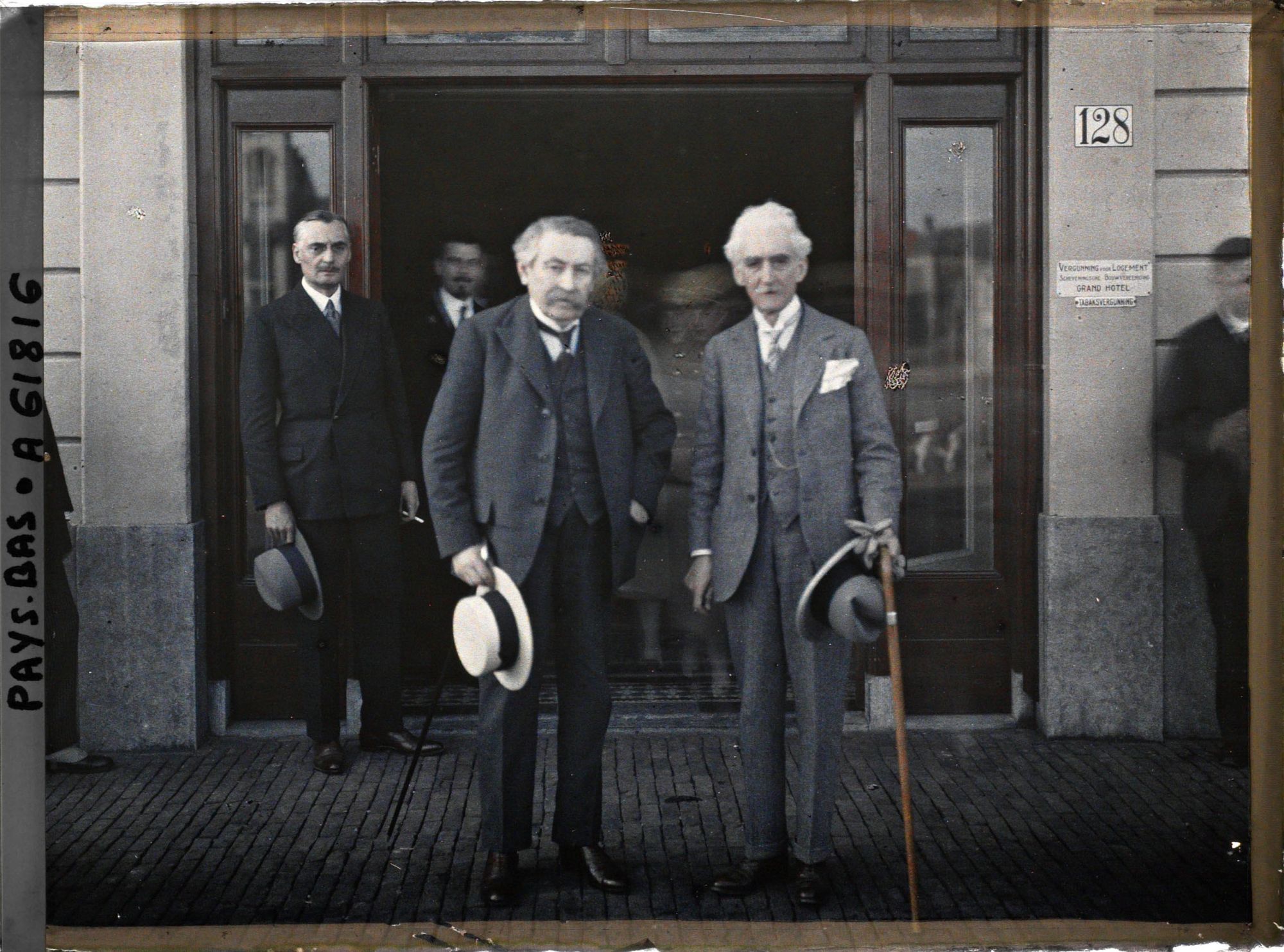 Image représentant MM. Aristide Briand et Hymans, sortant d'un entretien avec M. Snowden, au Grand Hôtel, siège de la Délégation britannique