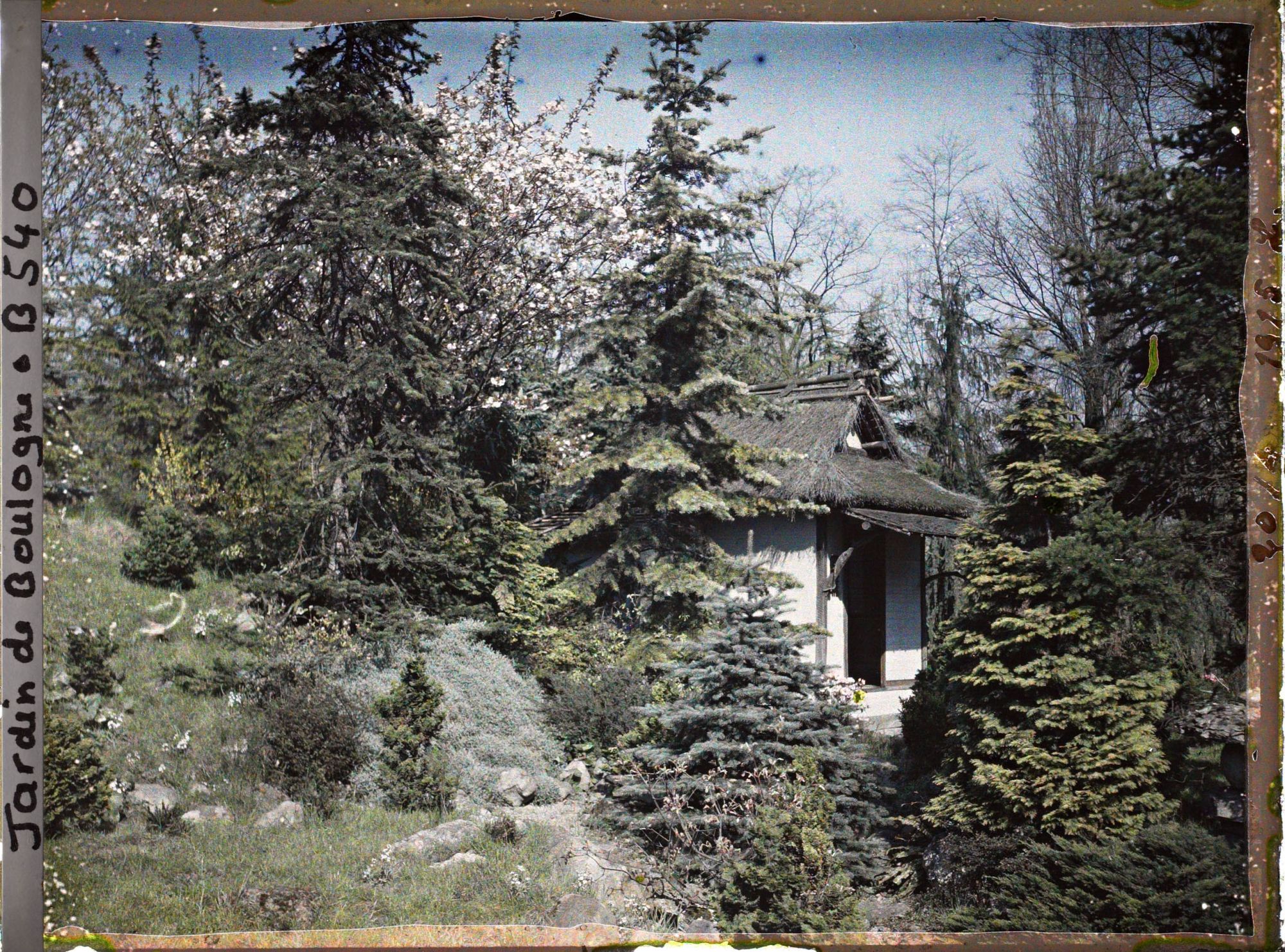 Image représentant Maison de thé blottie dans un écrin de verdure, vue depuis l'ouest du " village japonais "