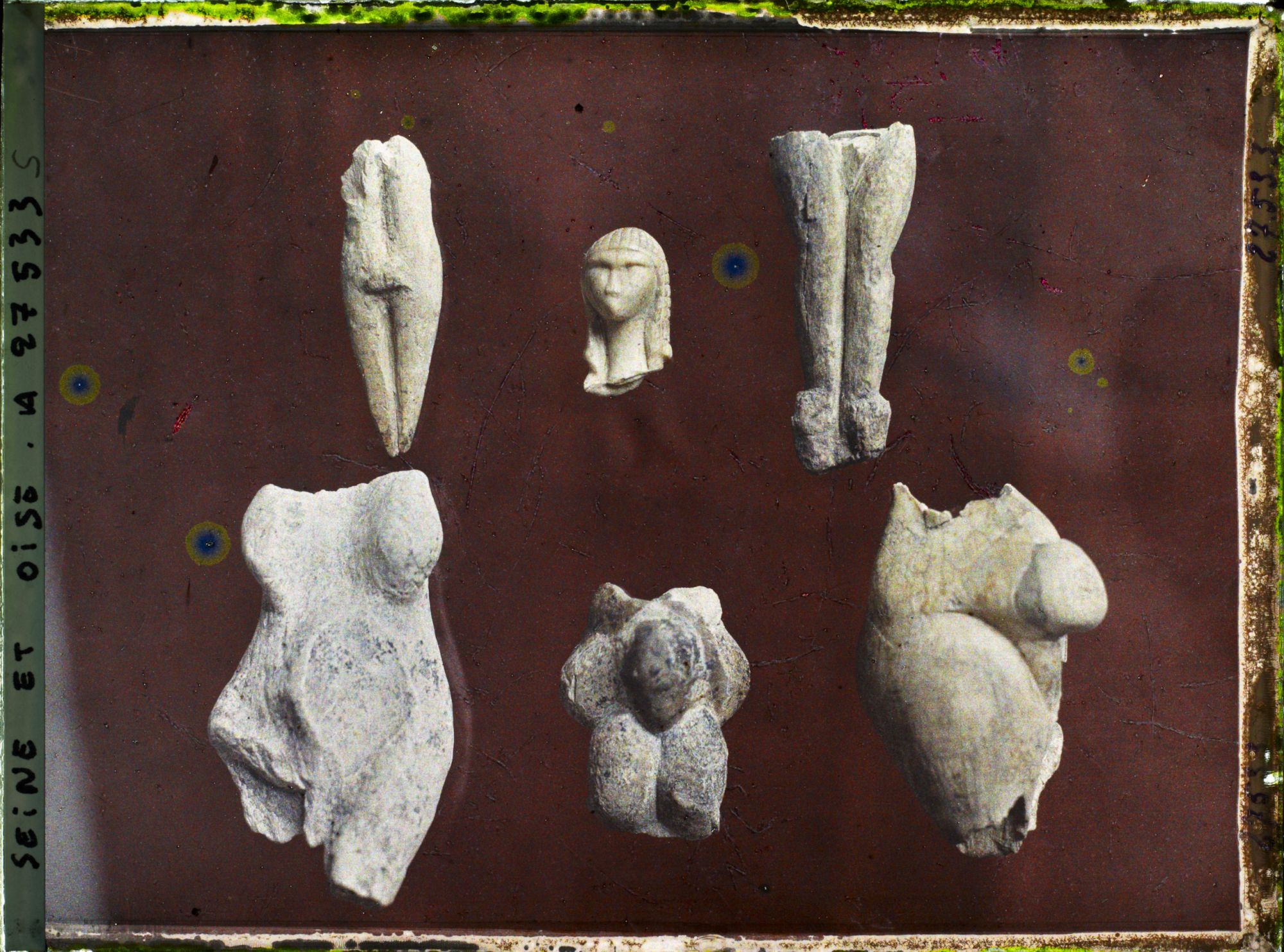 Image représentant France, St Germain-en-Laye, Grotte de Brassempouy (Ariège) 3 torses de femme, 1 tête de femme, 2 parties infres de statuettes d'homme - Tout est en ivoire