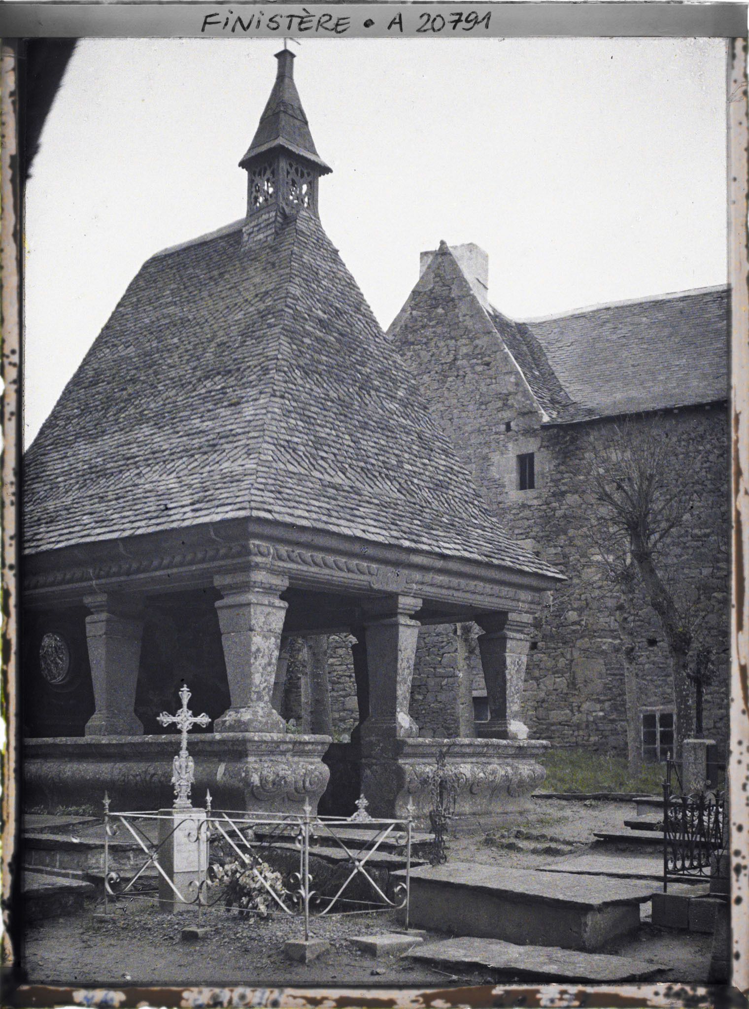 Image représentant La chapelle funéraire (1577) dans l'enclos paroissial