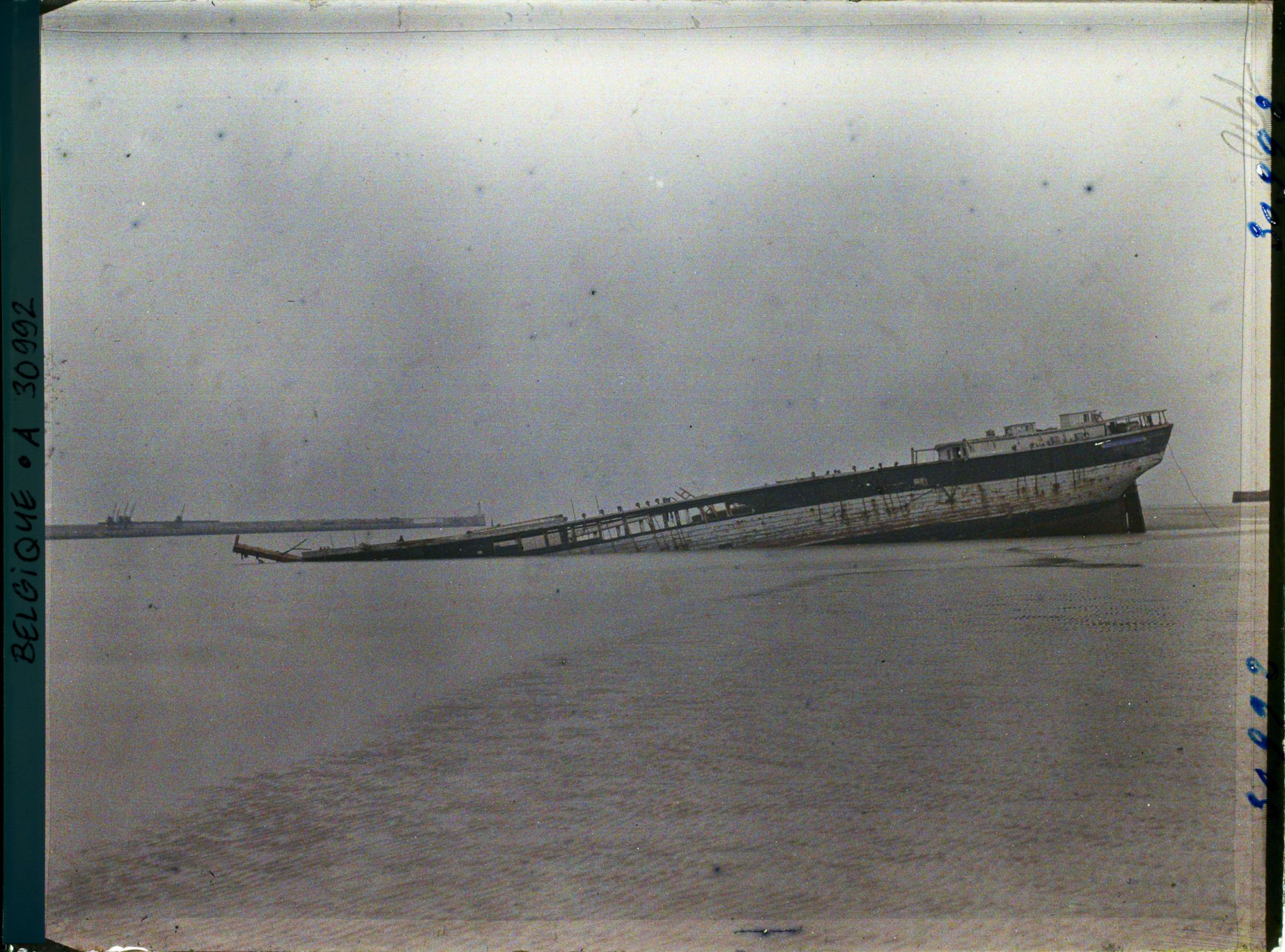 Image représentant Belgique, Zeebrugge, Epave et entrée du môle vers le phare