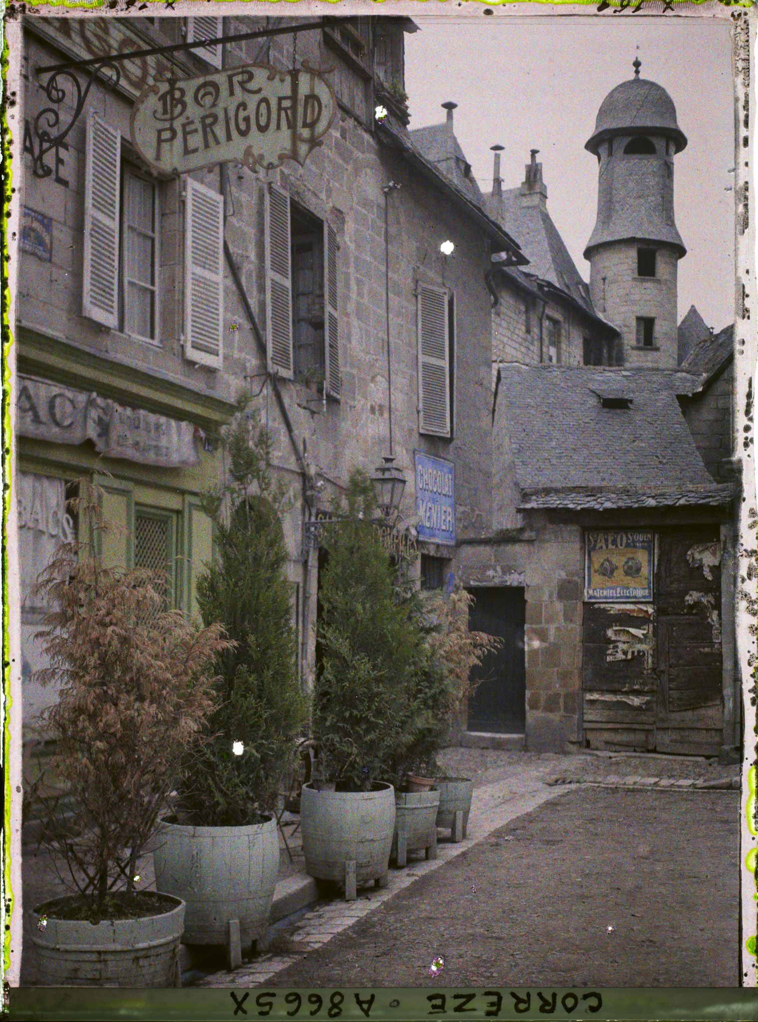 Image représentant Une place avec vue sur la tour de l'ancien collège des Doctrinaires
