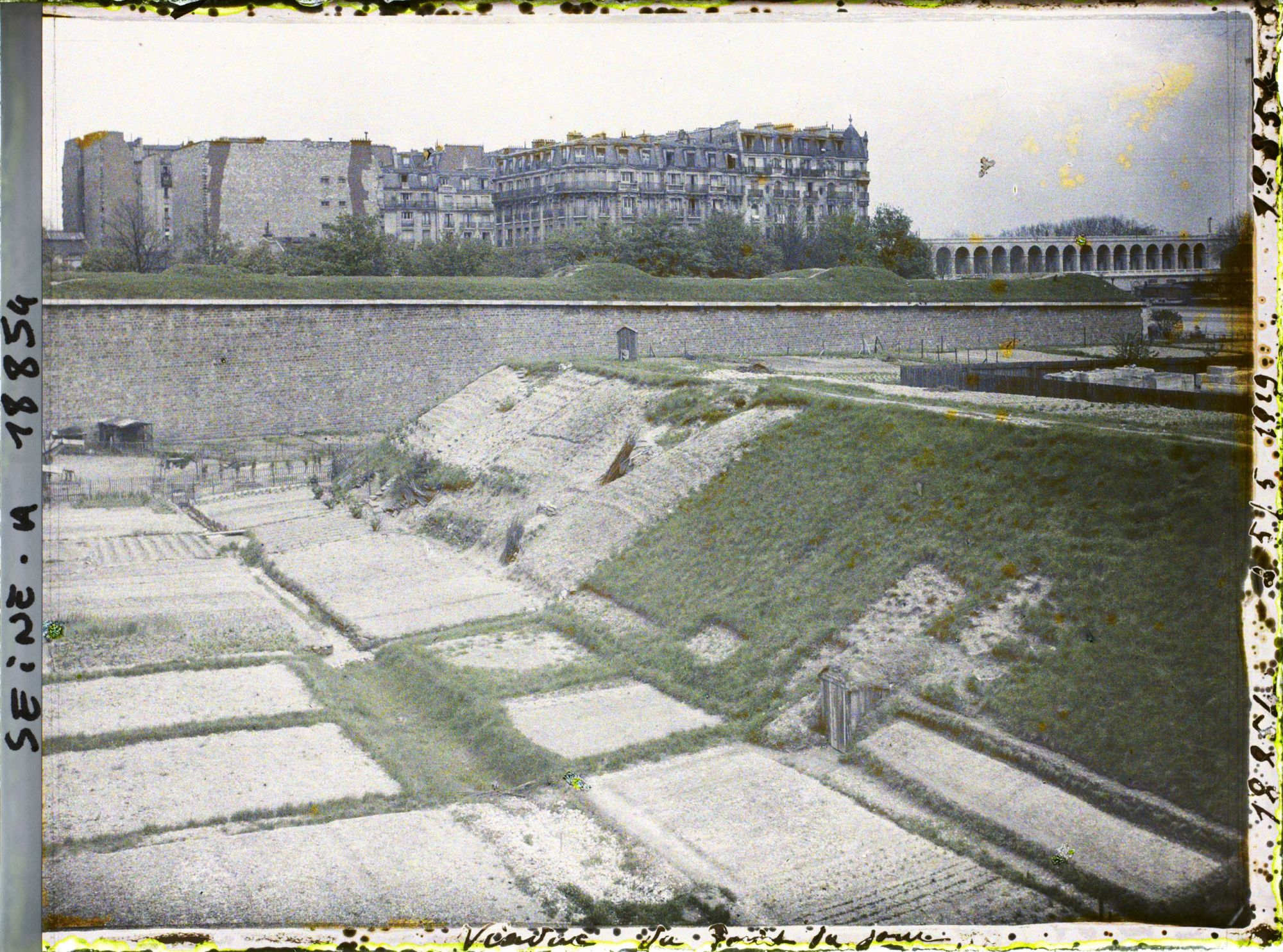 Image représentant Les jardins ouvriers aux pieds des fortifications, près du viaduc du Point-du-Jour