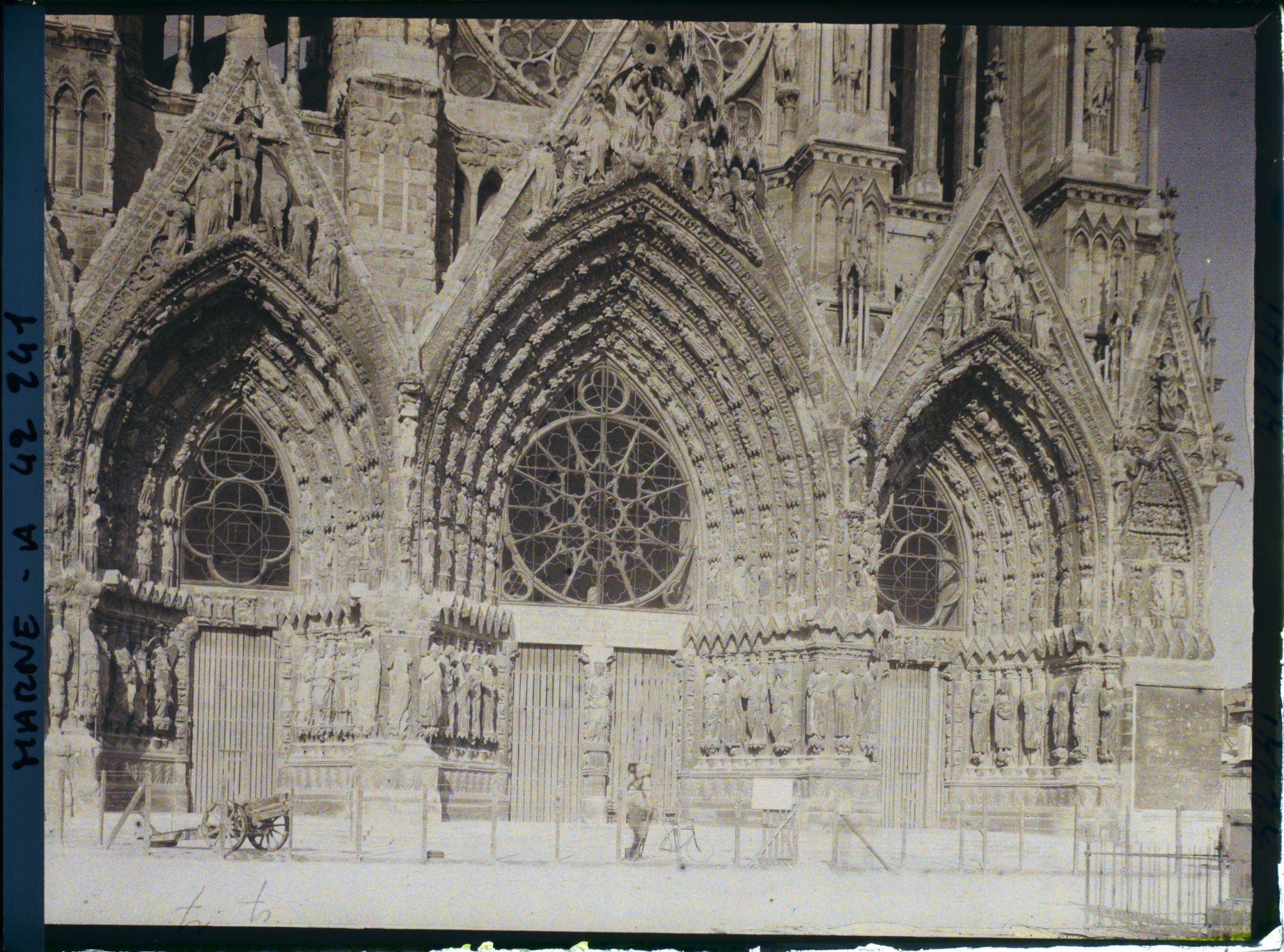Image représentant France, Reims, La Cathédrale, les 3 Portails (façade principale)