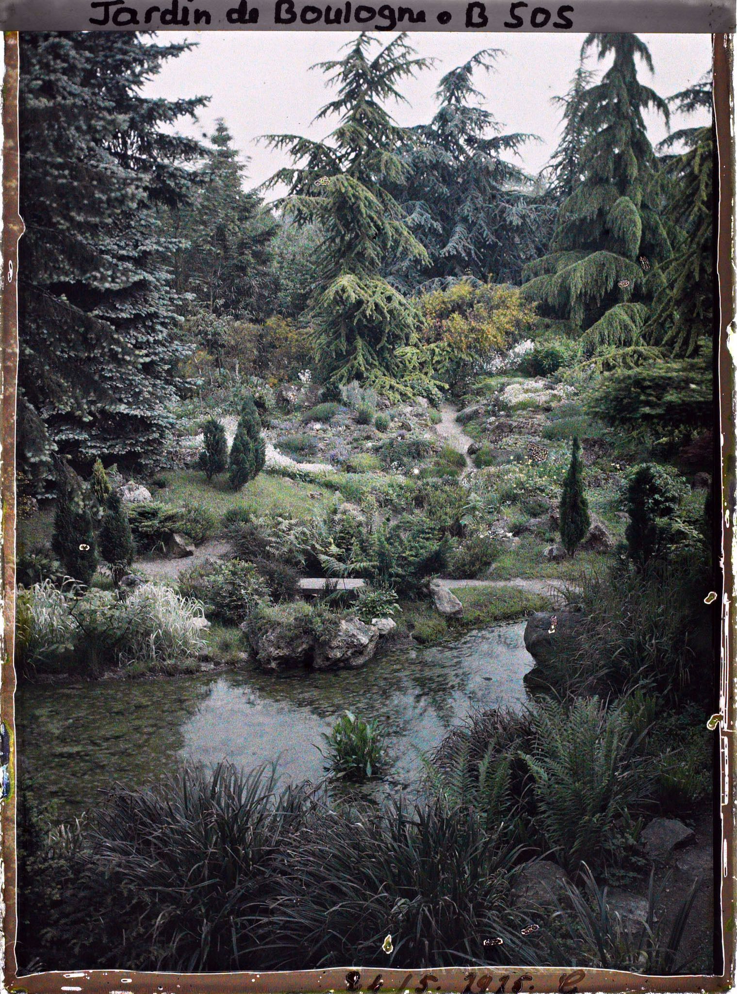 Image représentant Pièce d'eau et butte rocailleuse du " sanctuaire japonais " située non loin de la façade de temple