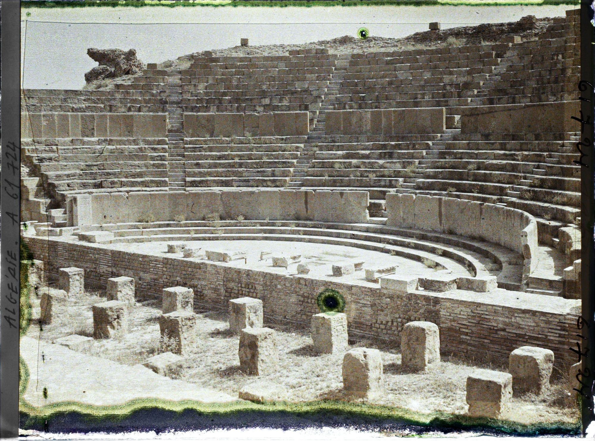 Image représentant Algérie, Timgad, Les gradins du Théâtre