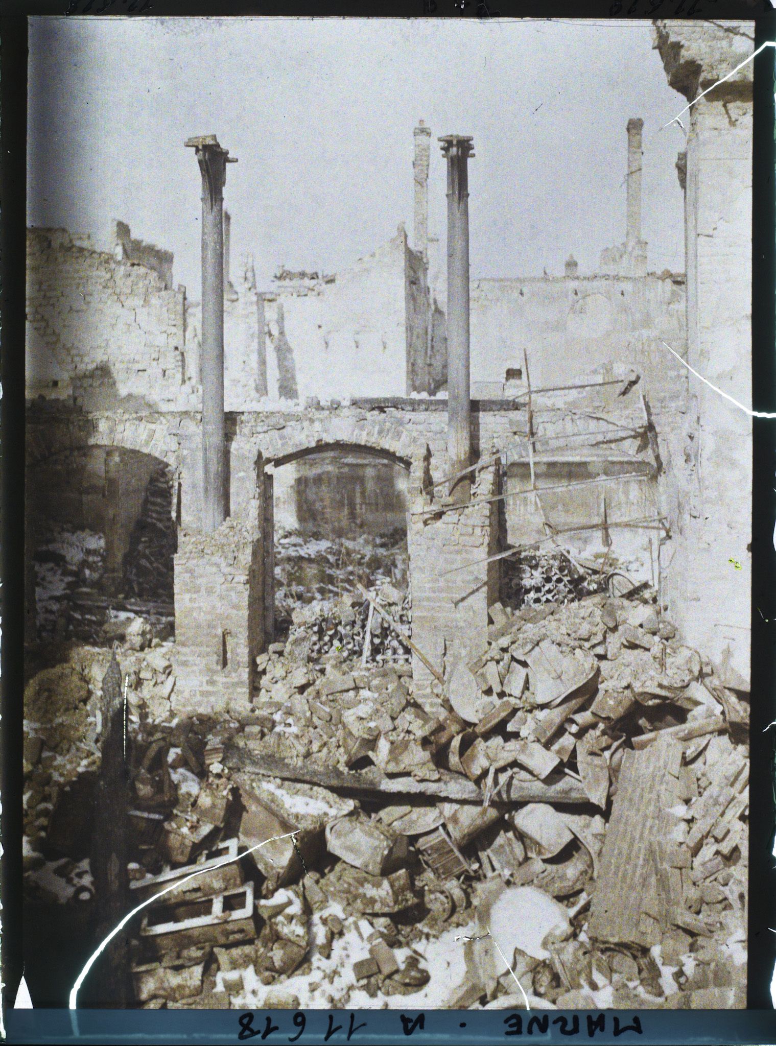 Image représentant Ruines d'une usine, rue Saint-Symphorien