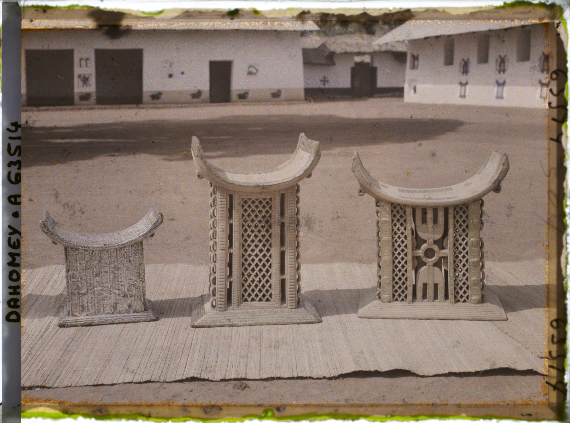 Image représentant Trônes royaux d'Abomey (Tegbessou, Kpengla, Agonglo) devant la salle des trônes (zinkpoho) de la cour du palais de  null Guézo