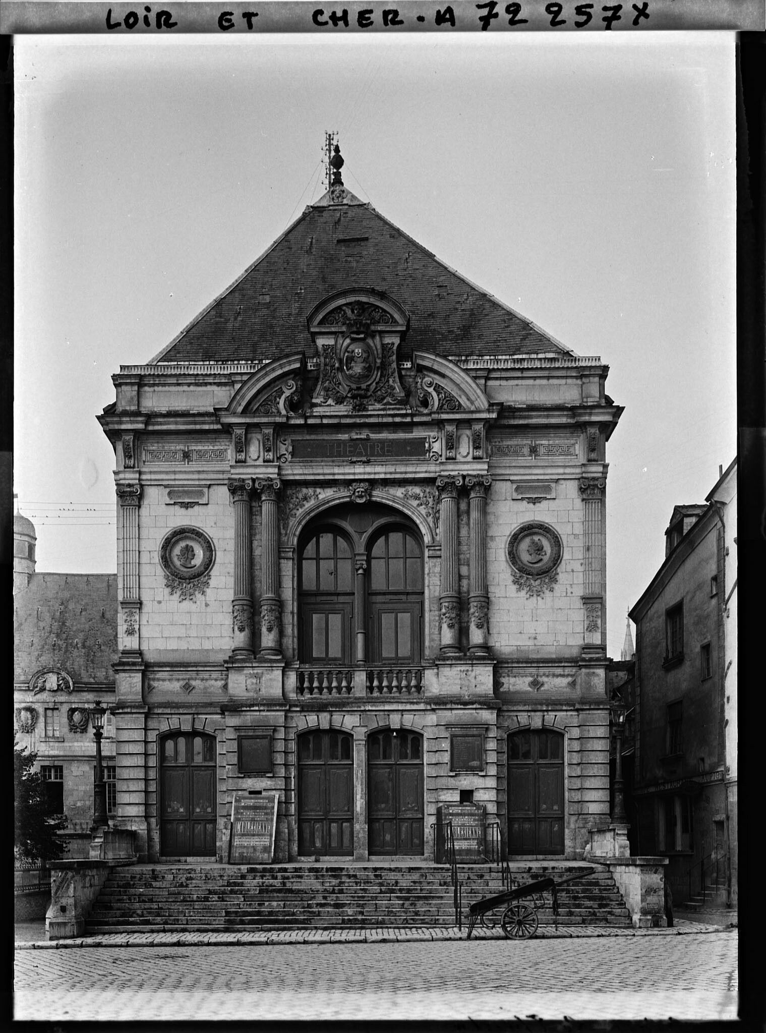 Image représentant L'ancien théâtre place Louis XII, à l'entrée de la rue Saint-Lubin