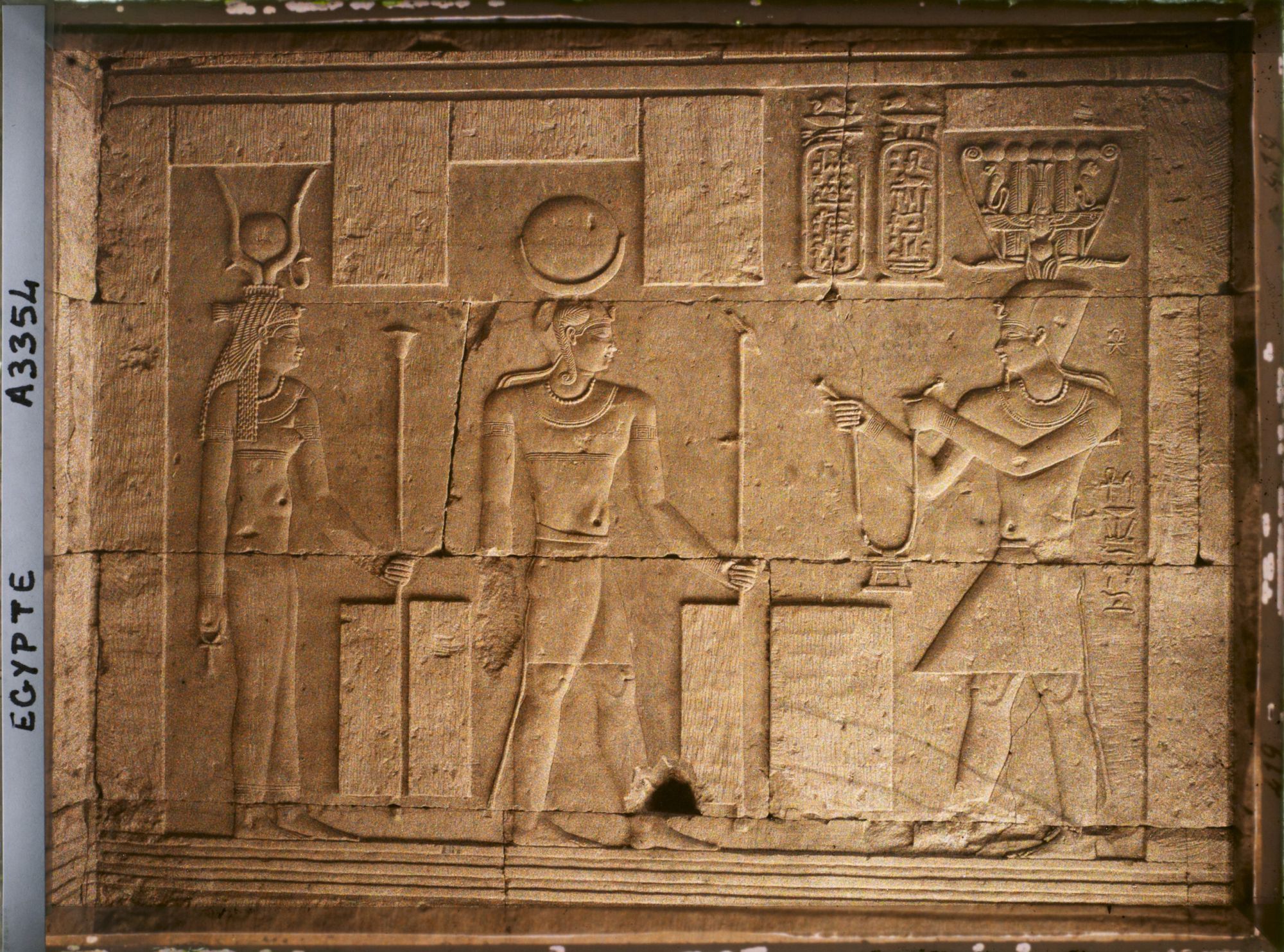 Image représentant Bas-relief visible à l'intérieur du temple